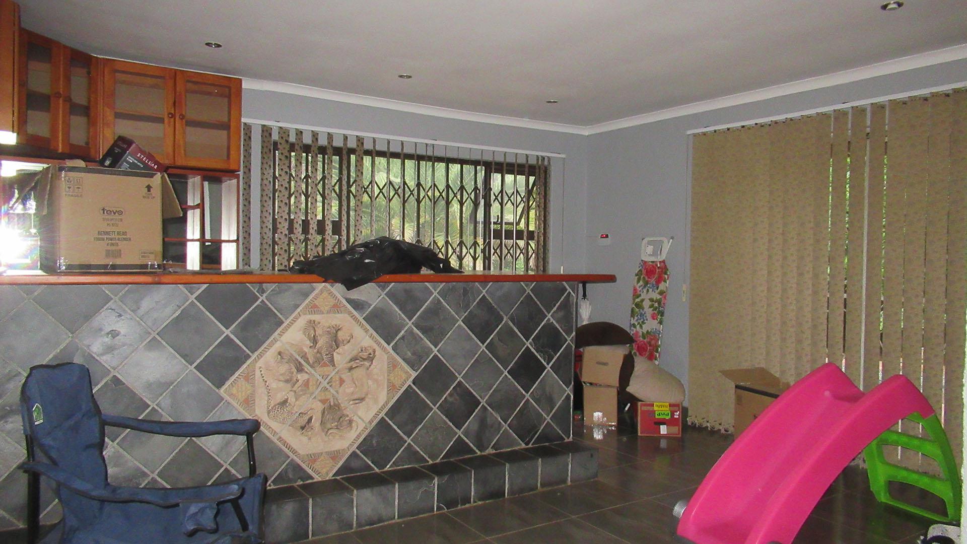 Lounges - 42 square meters of property in Kloofendal