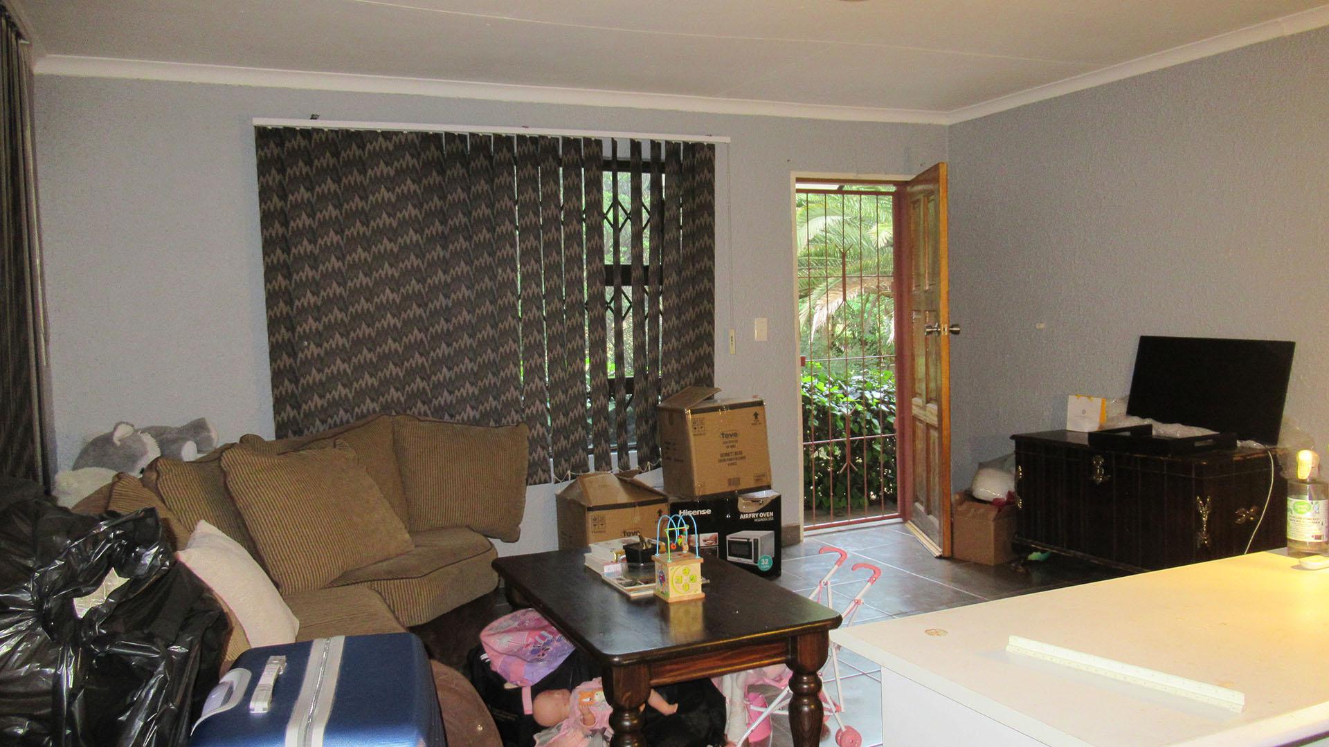Lounges - 42 square meters of property in Kloofendal