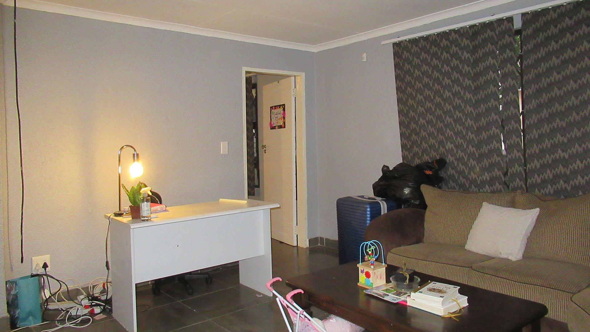 Lounges - 42 square meters of property in Kloofendal