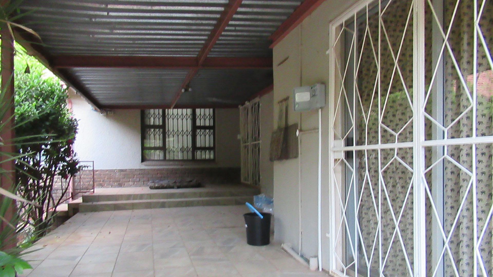Patio - 35 square meters of property in Kloofendal