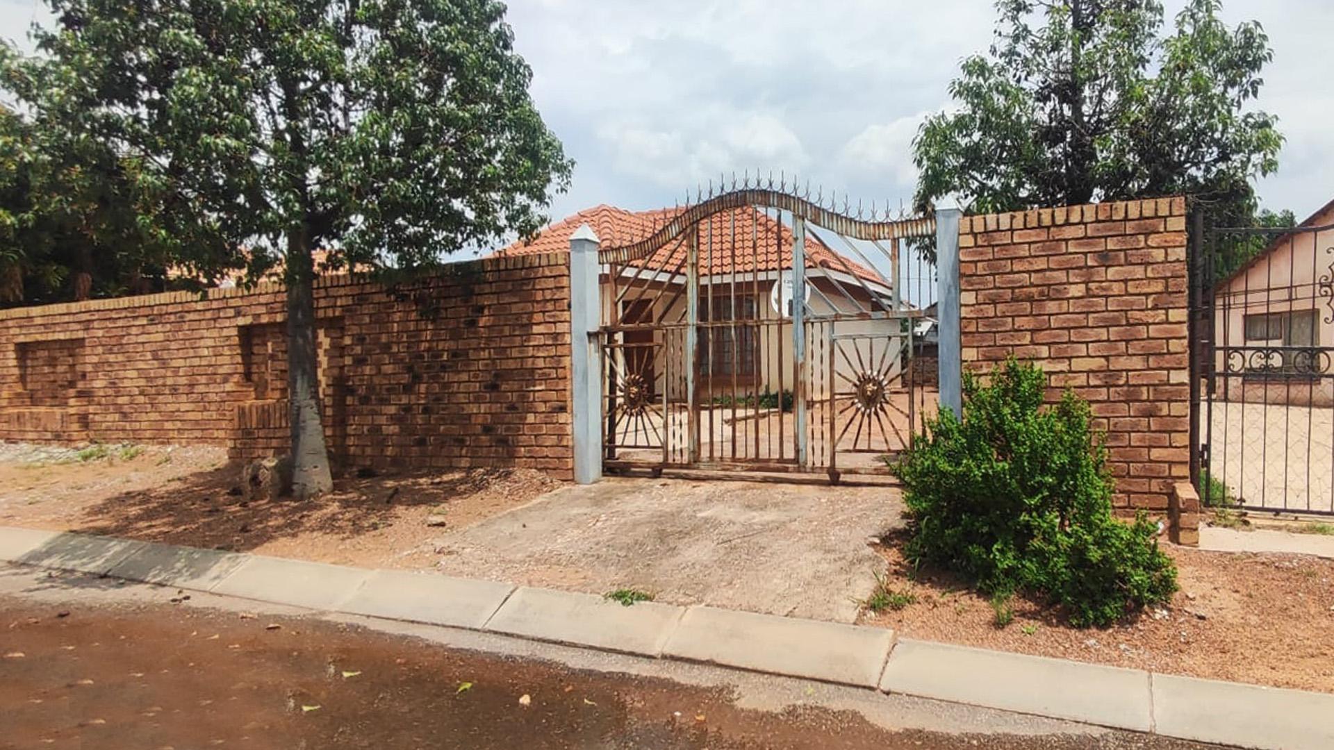 Front View of property in Soshanguve