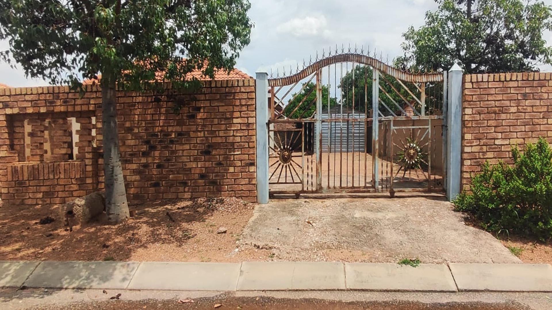 Front View of property in Soshanguve