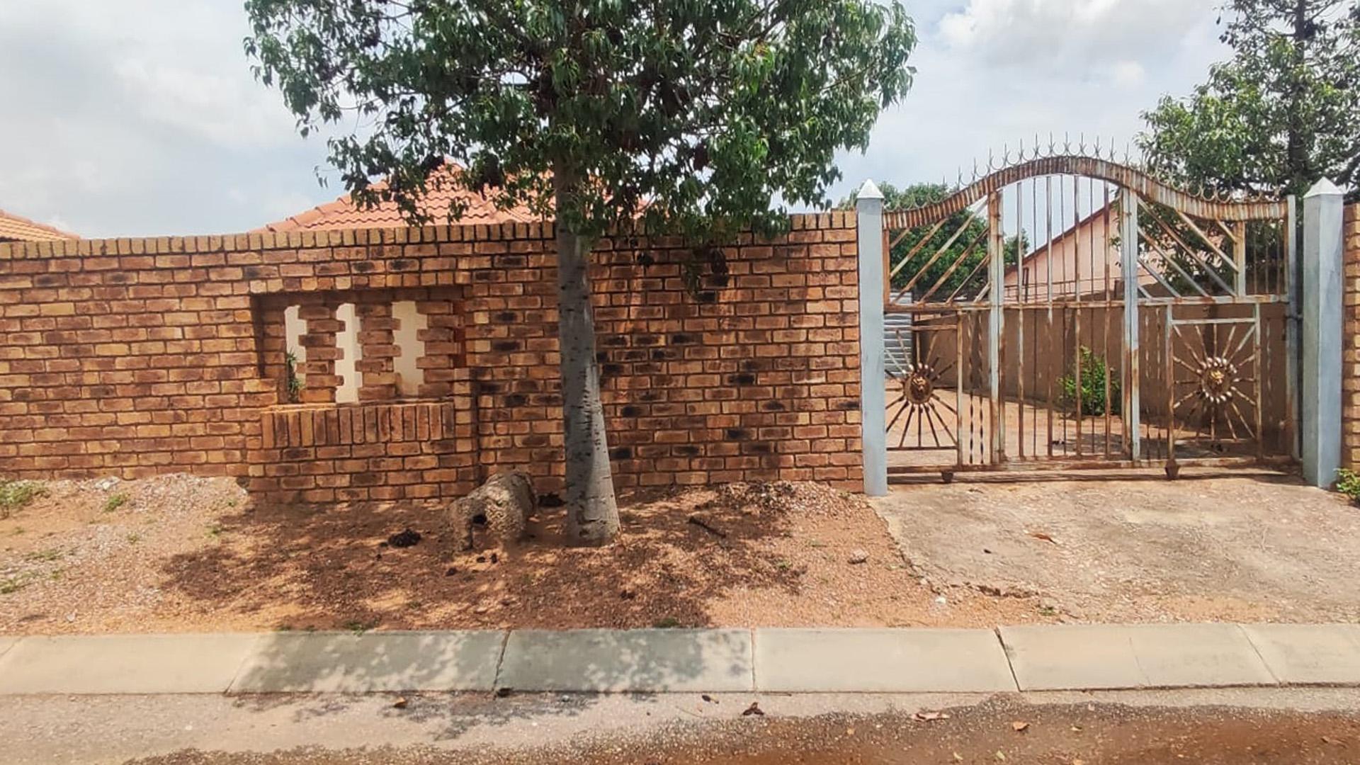 Front View of property in Soshanguve