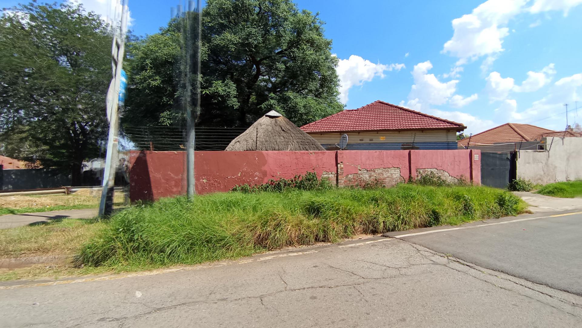 Front View of property in Bezuidenhout Valley