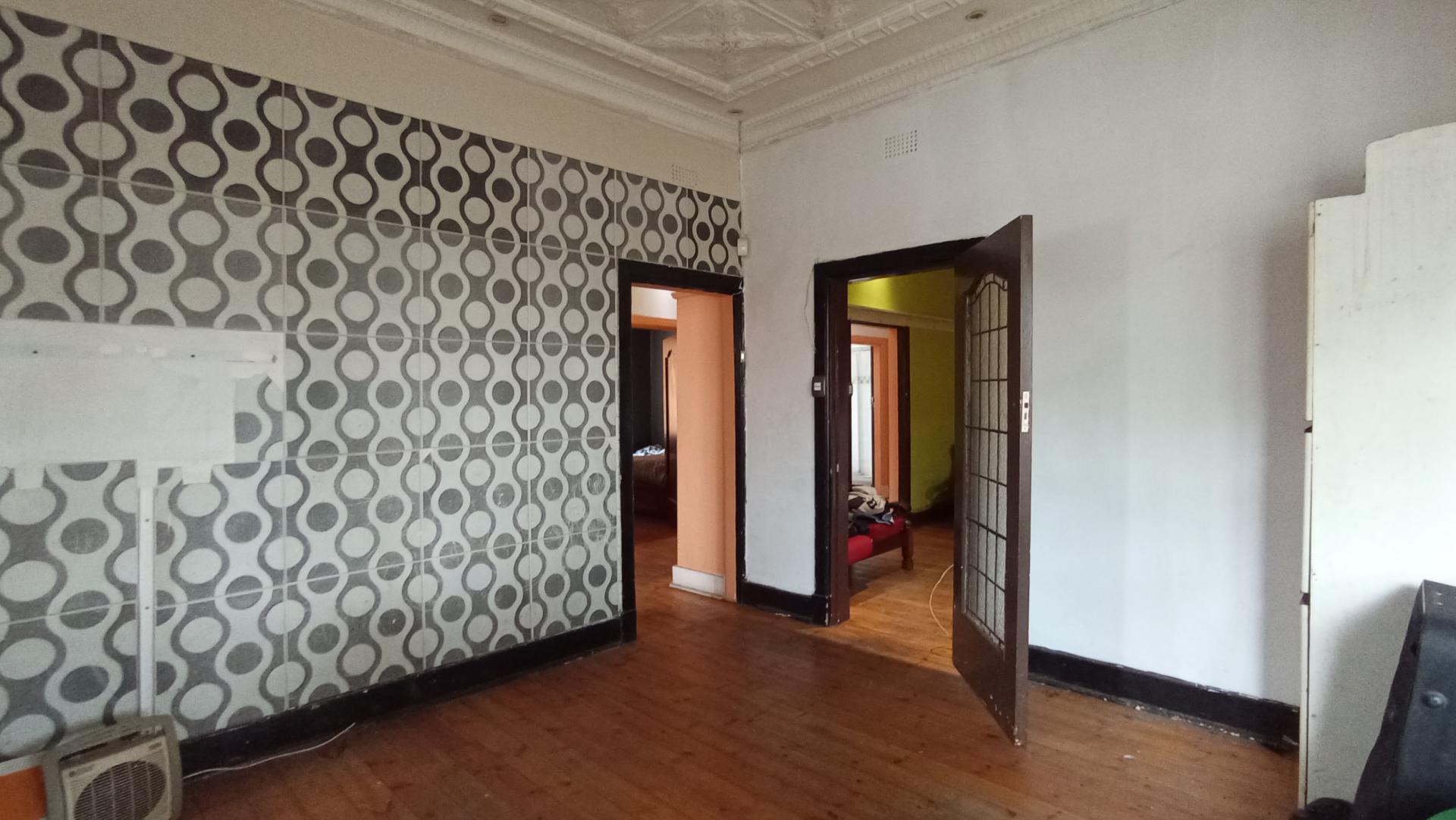 Lounges - 21 square meters of property in Bezuidenhout Valley