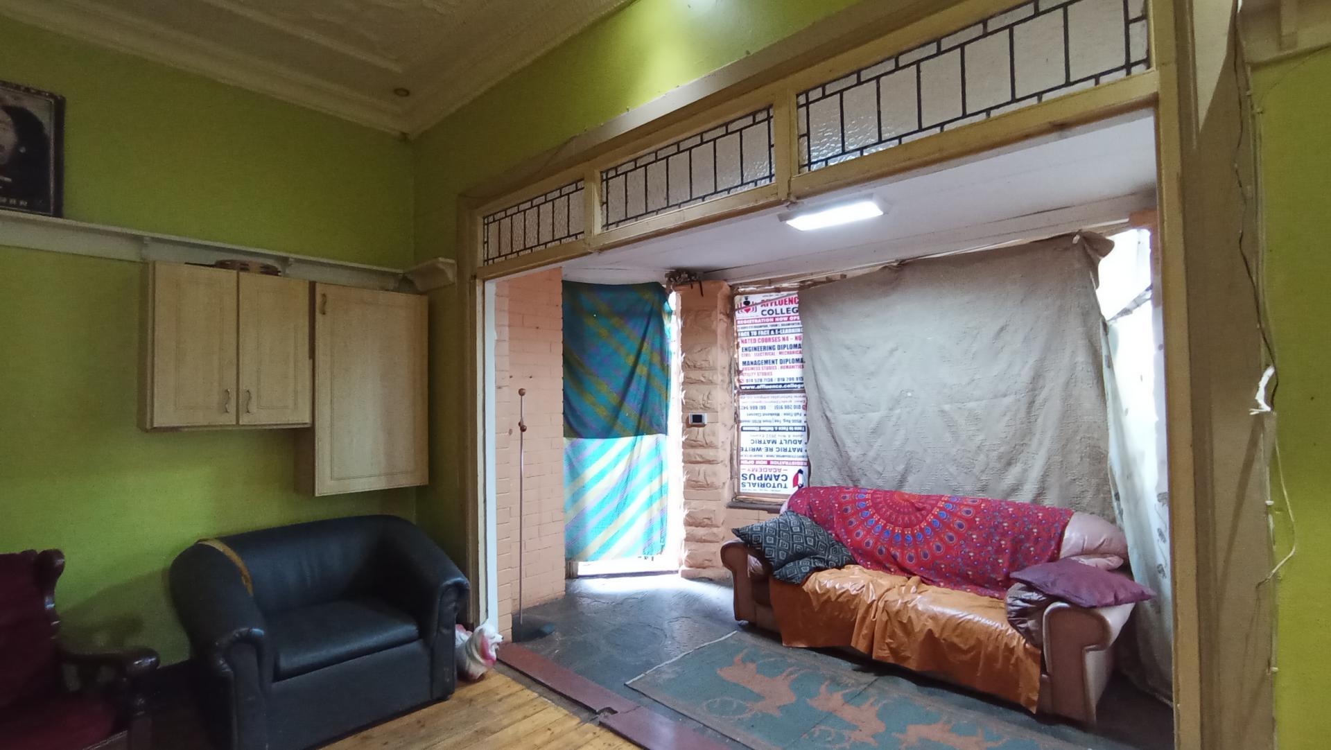 Informal Lounge - 24 square meters of property in Bezuidenhout Valley