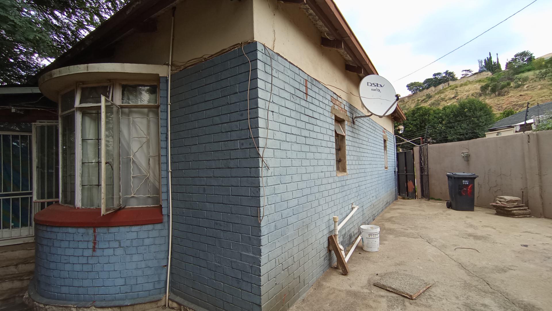 Front View of property in Bezuidenhout Valley