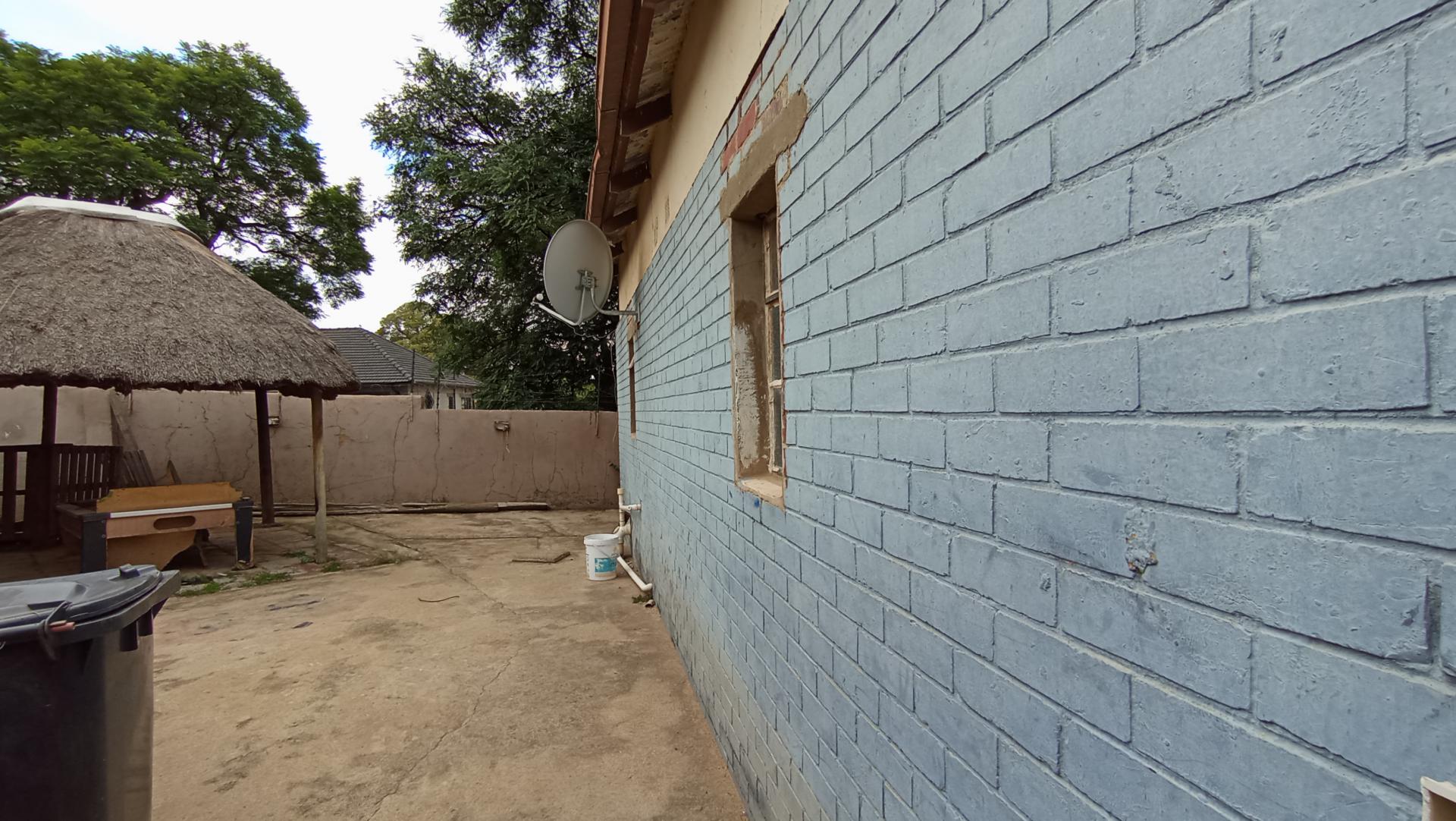 Front View of property in Bezuidenhout Valley