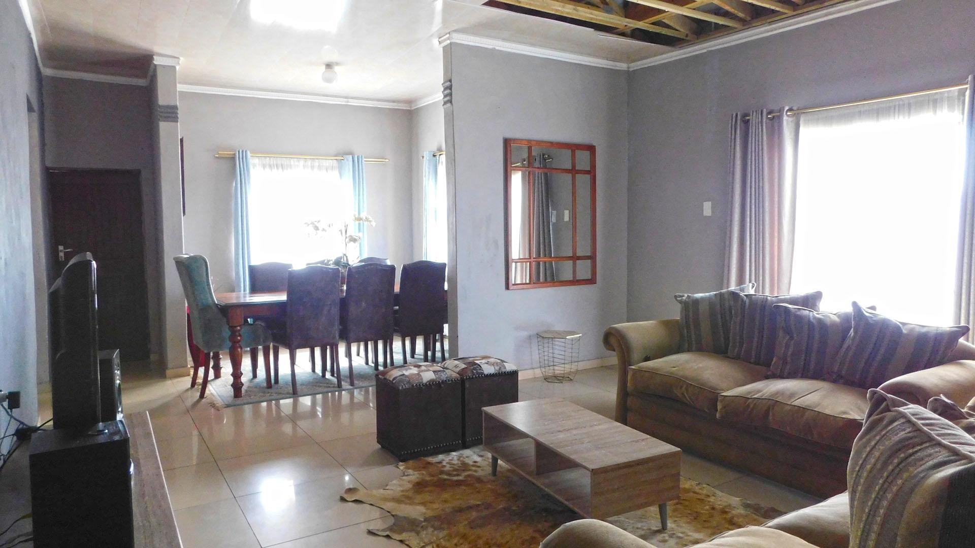 Lounges - 23 square meters of property in Umlazi