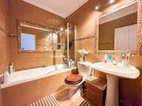 Bathroom 1 - 4 square meters of property in Windermere