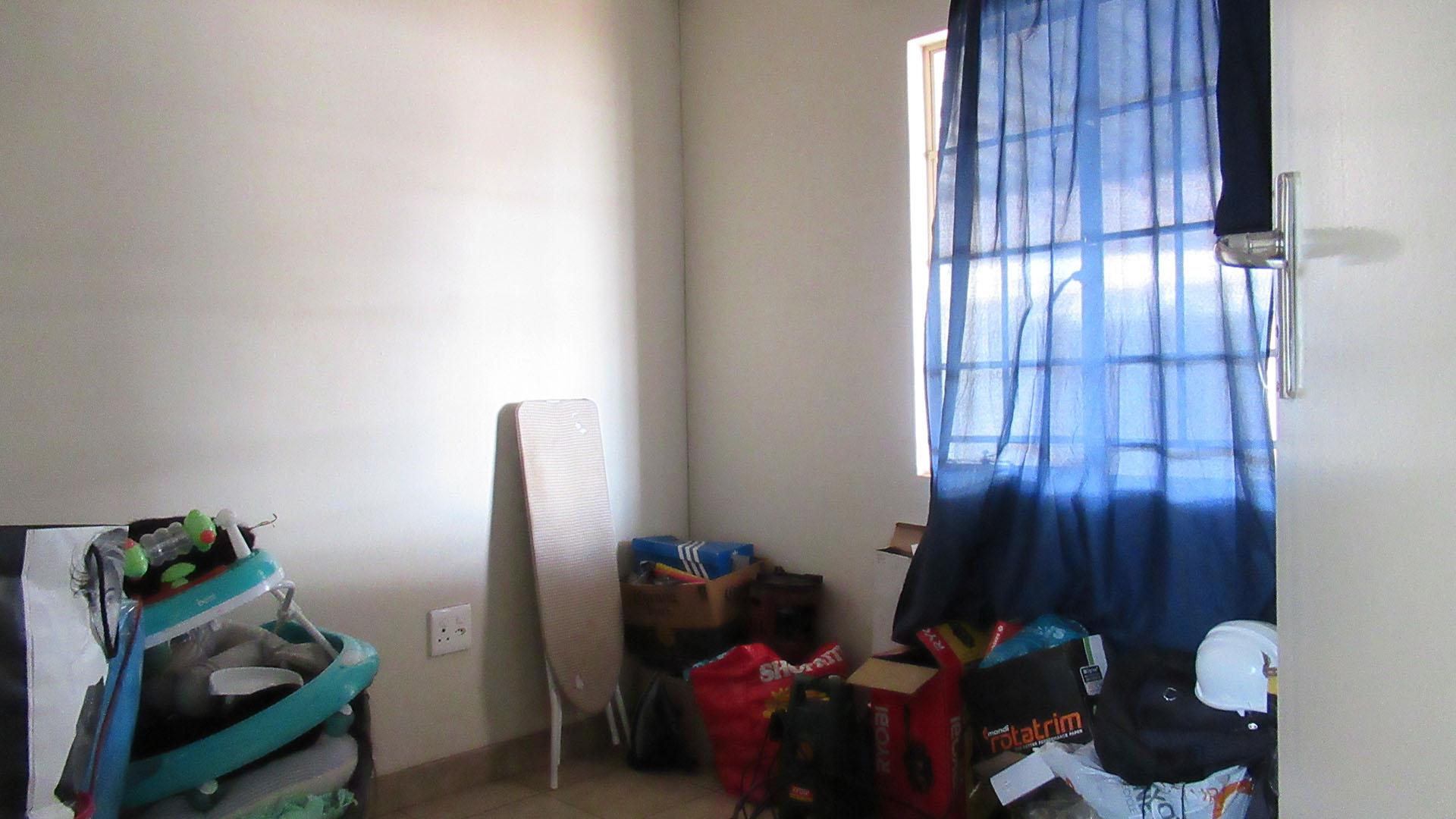 Bed Room 1 - 8 square meters of property in Sky City