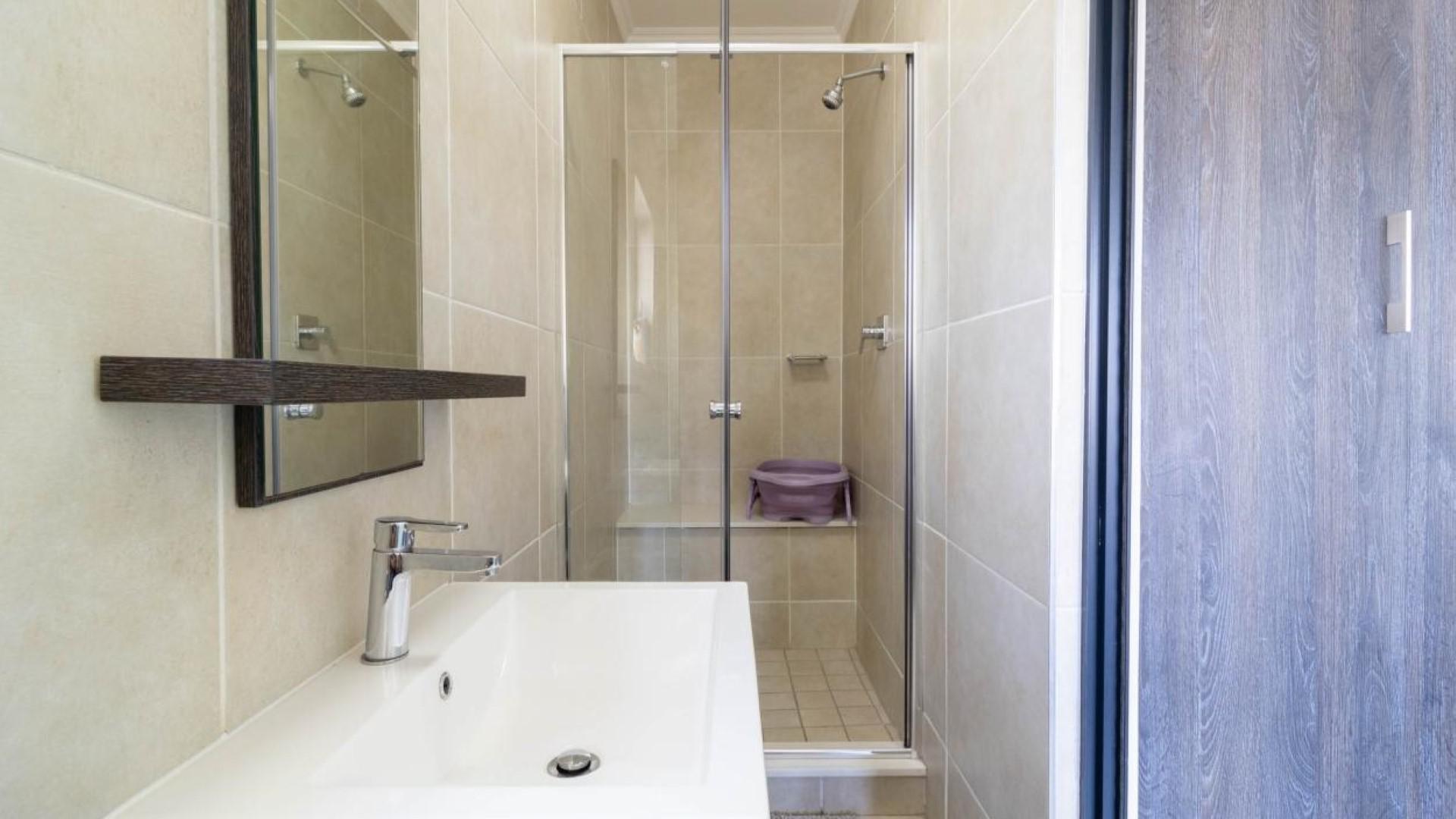 Main Bathroom - 4 square meters of property in Oakdene