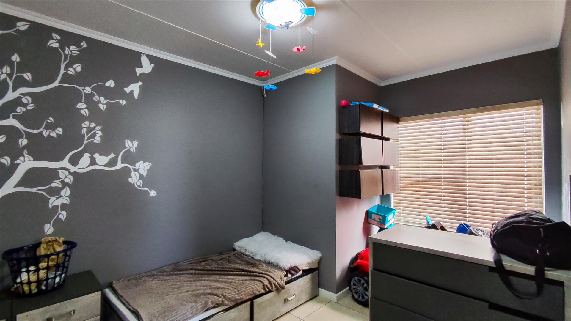 Bed Room 2 - 15 square meters of property in Oakdene