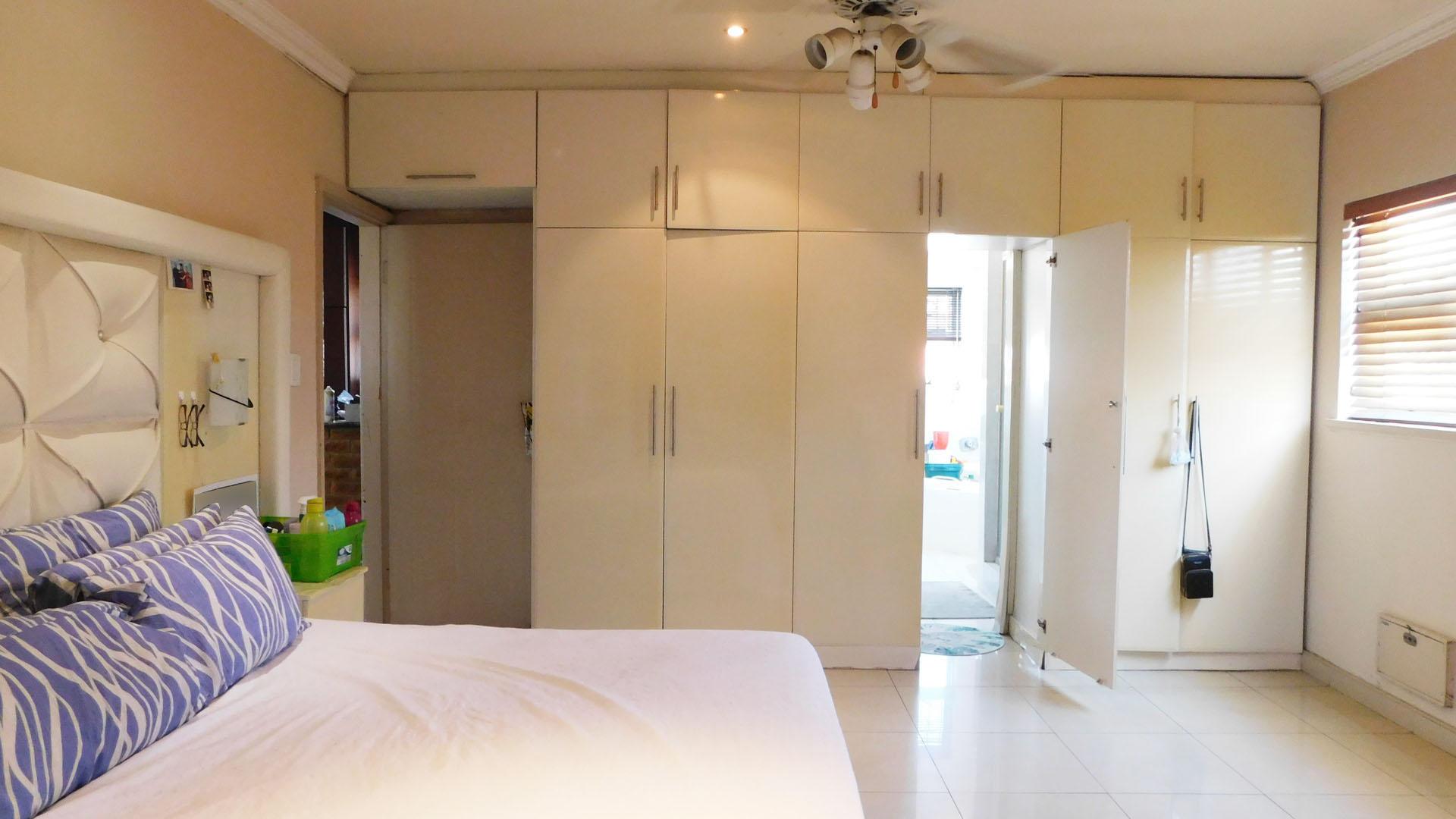 Main Bedroom - 19 square meters of property in Shallcross 