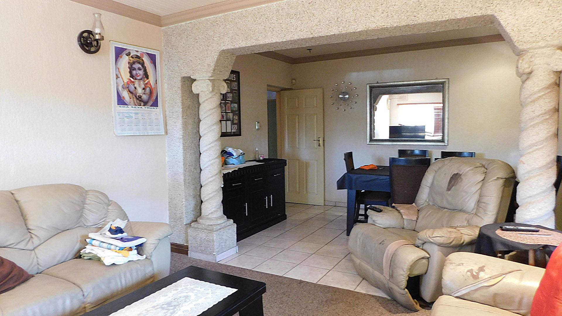 Lounges - 29 square meters of property in Shallcross 