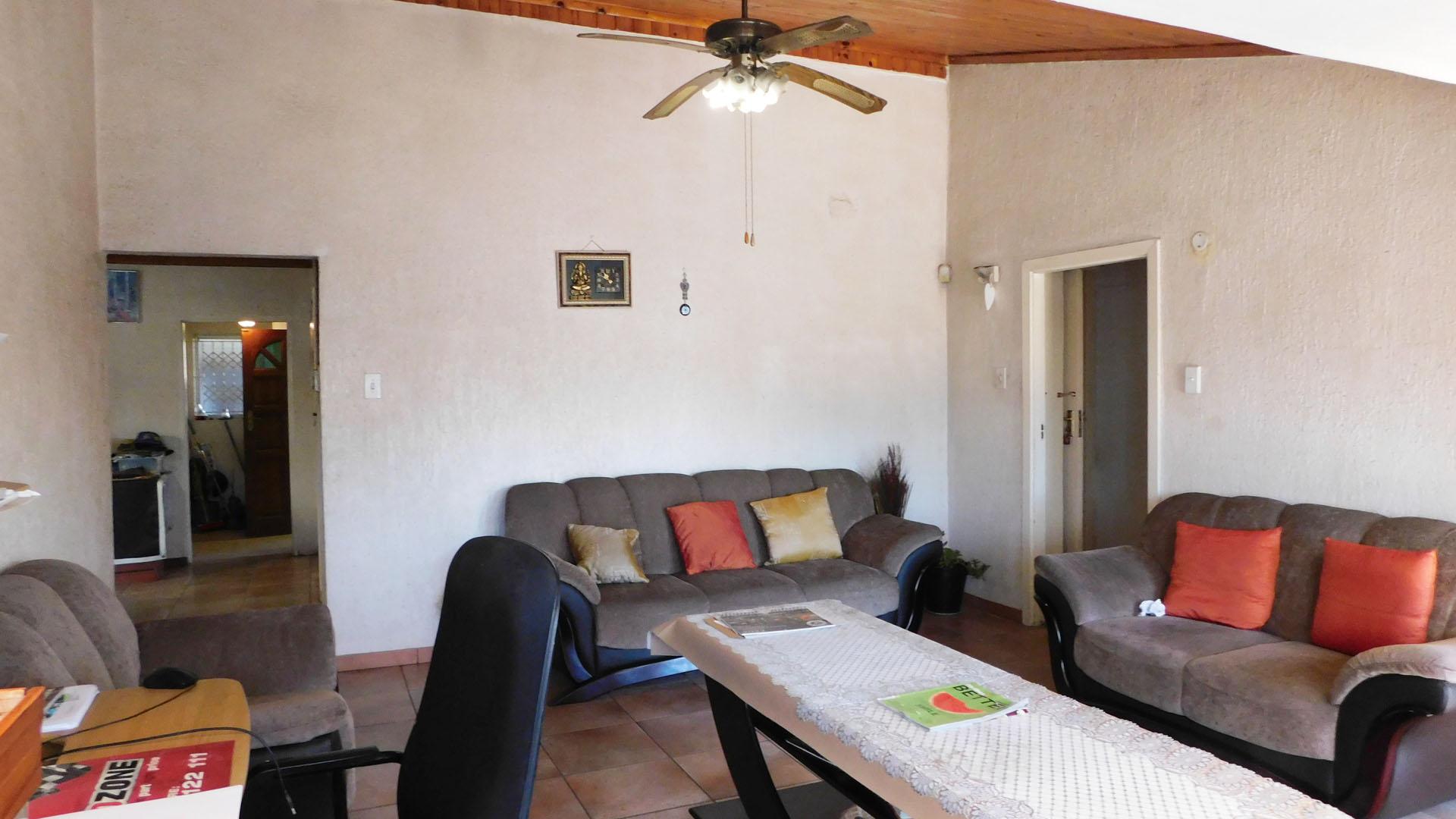 Lounges - 29 square meters of property in Shallcross 