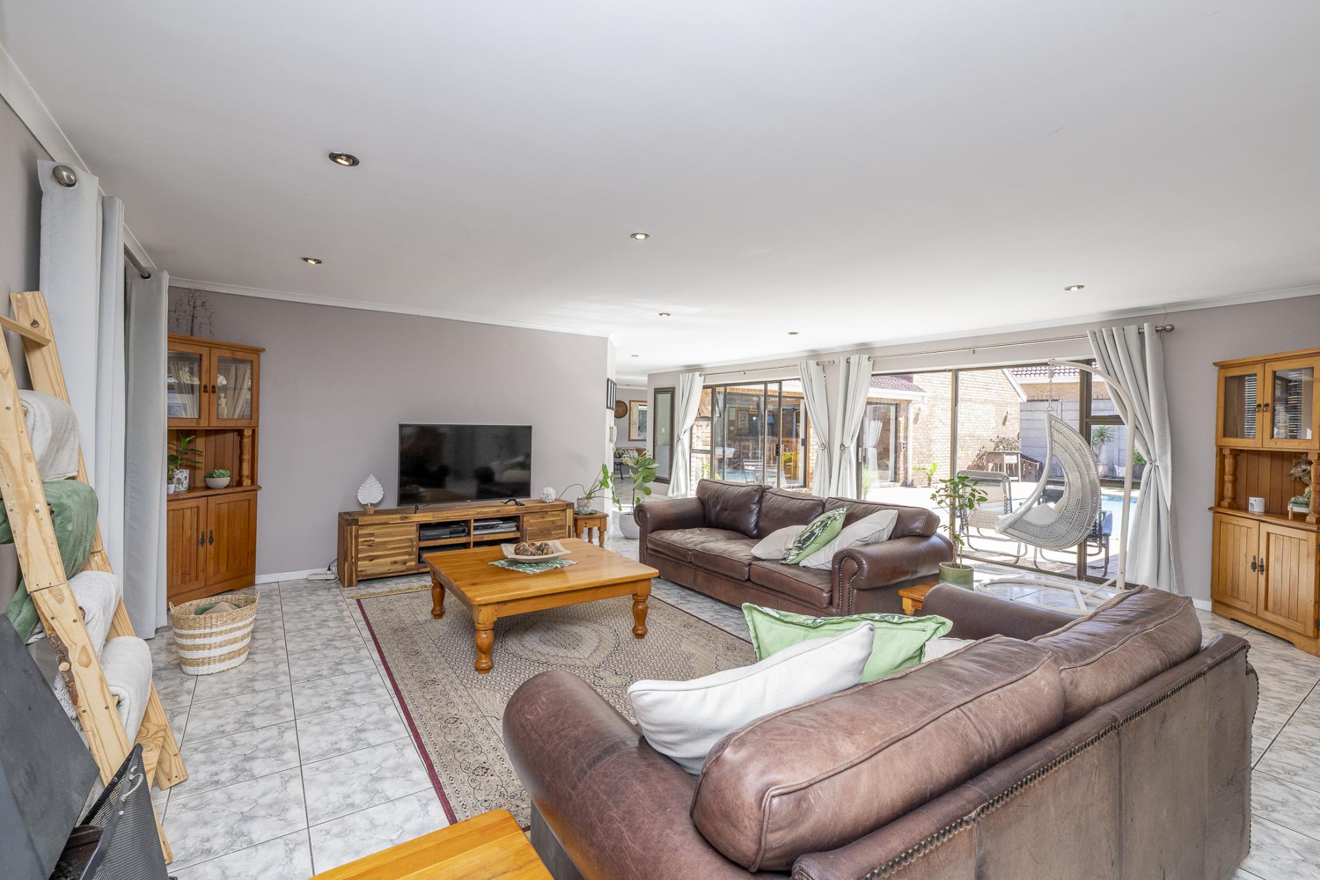 5 Bedroom House for Sale For Sale in Kleinbosch MR613844