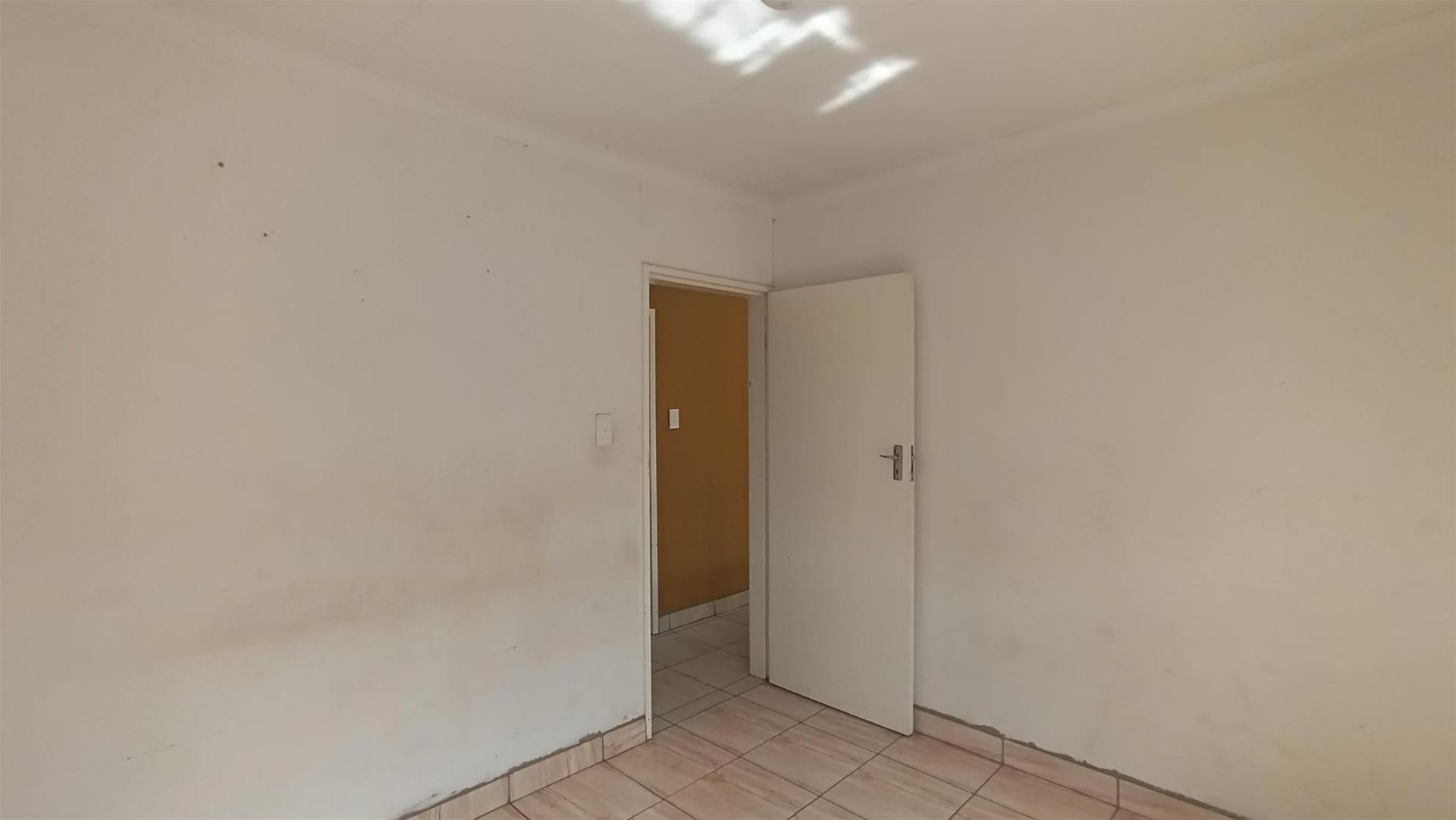 Bed Room 1 - 8 square meters of property in Windmill Park