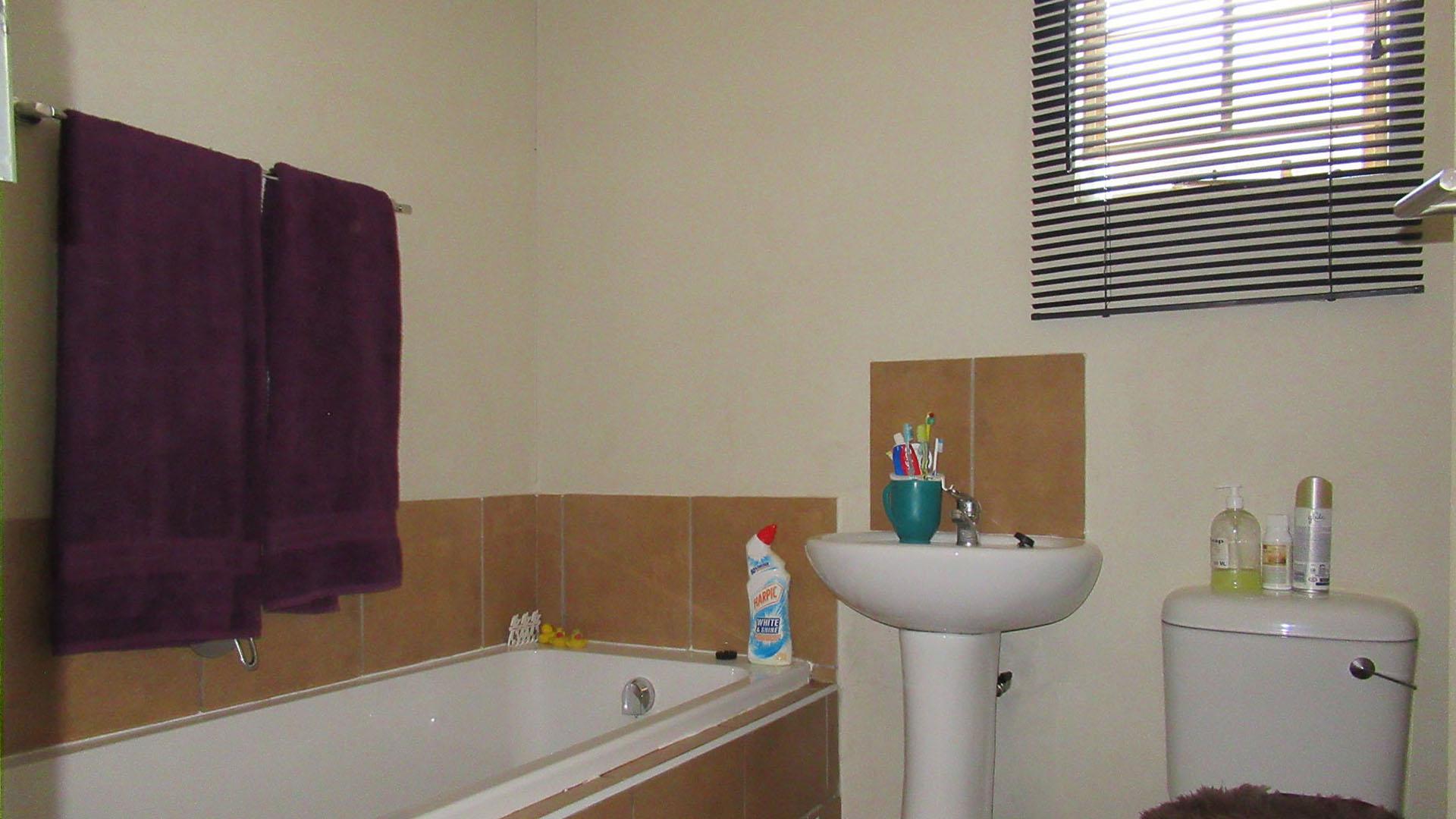 Bathroom 1 - 3 square meters of property in Palm Ridge