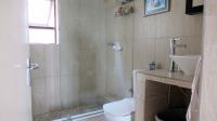 Bathroom 1 - 5 square meters of property in Constantia Kloof