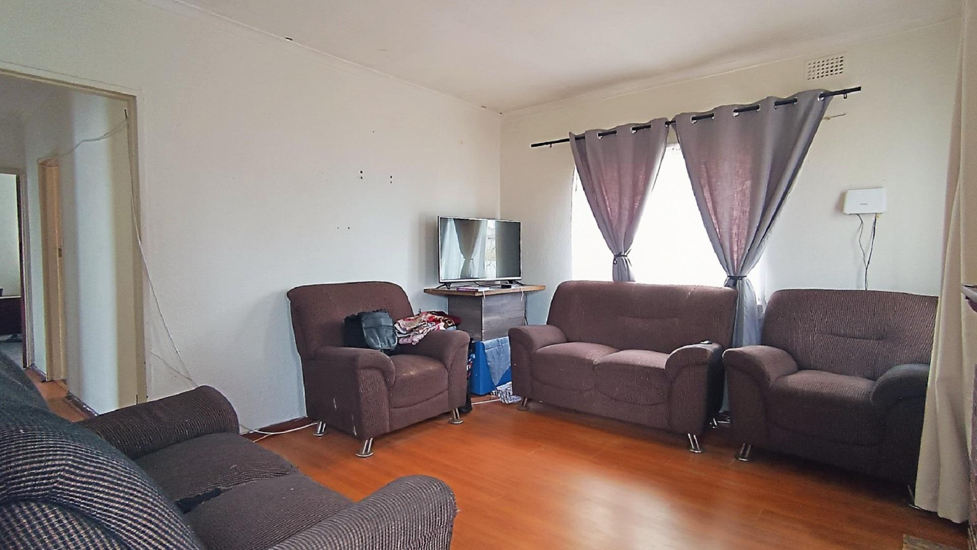 Lounges - 19 square meters of property in Primrose Park