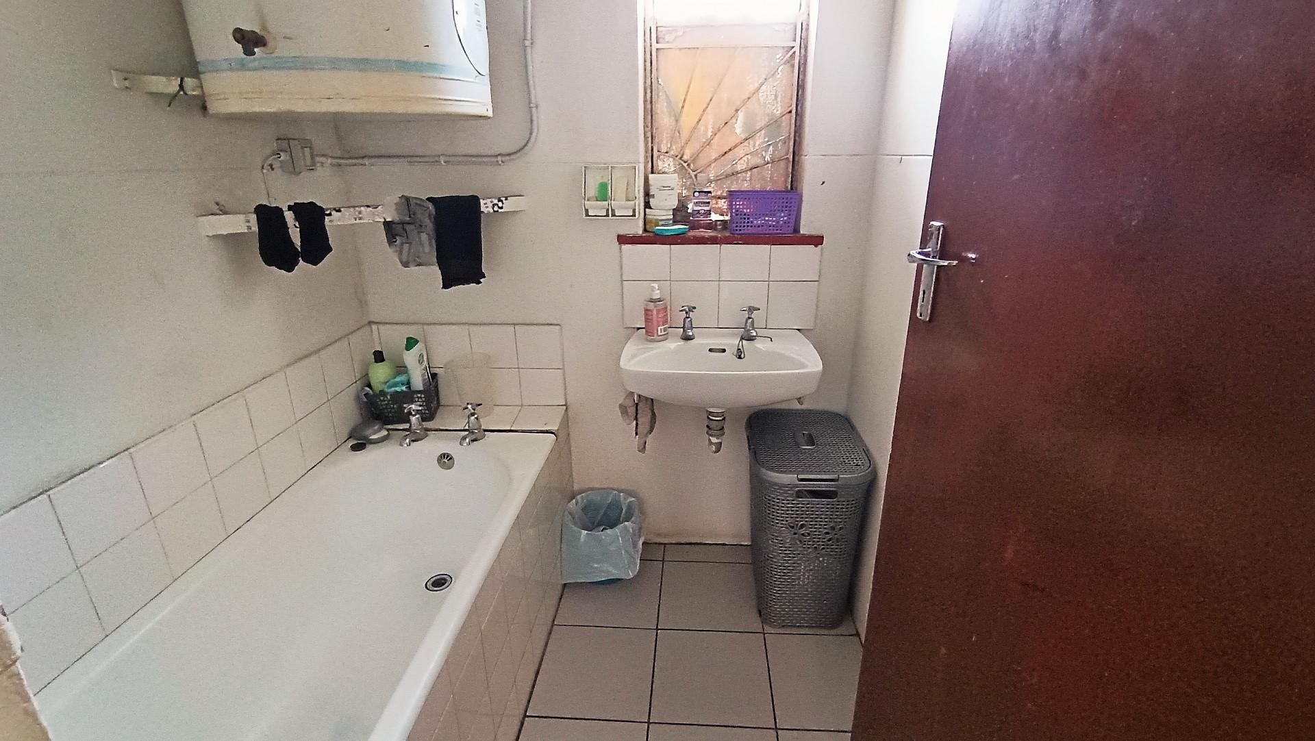 Bathroom 1 - 6 square meters of property in Primrose Park
