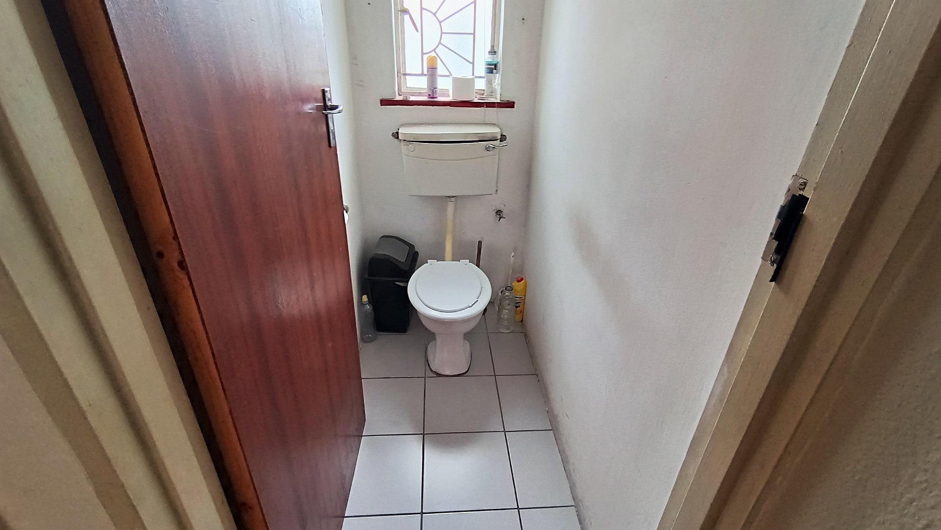 Bathroom 1 - 6 square meters of property in Primrose Park