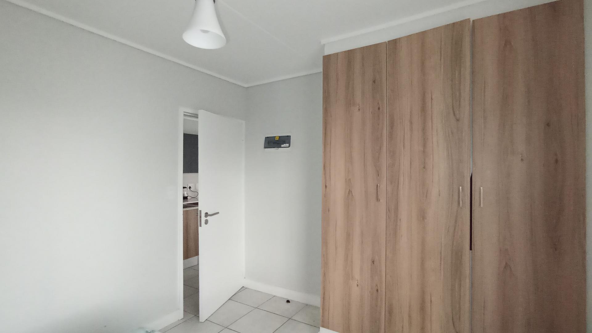 Bed Room 1 - 10 square meters of property in Linbro Park A.H.