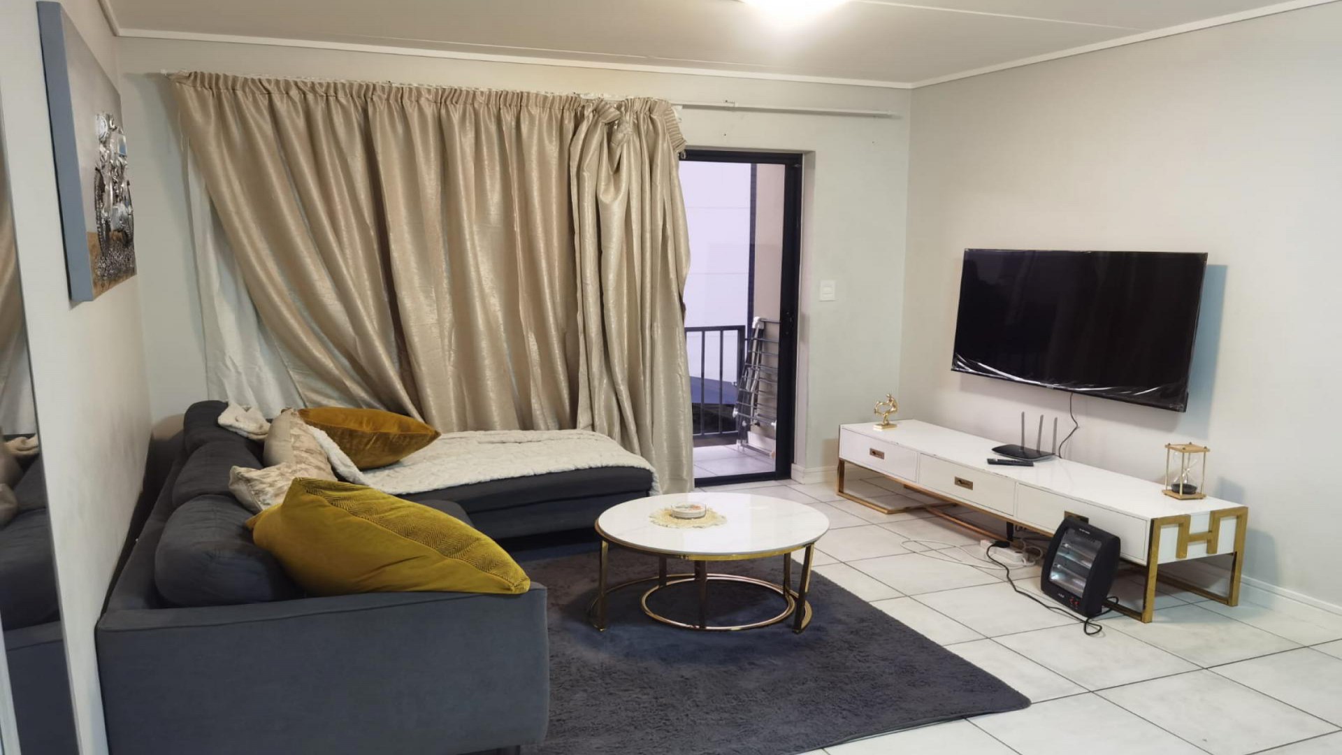 Lounges - 9 square meters of property in Linbro Park A.H.