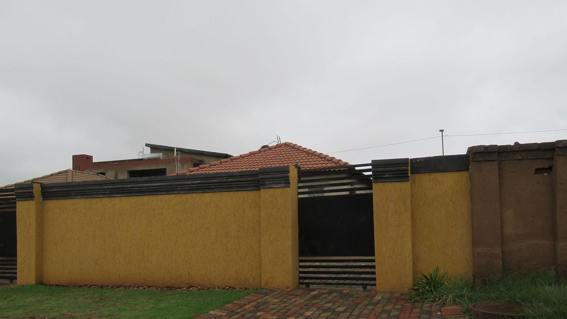 Front View of property in Lufhereng