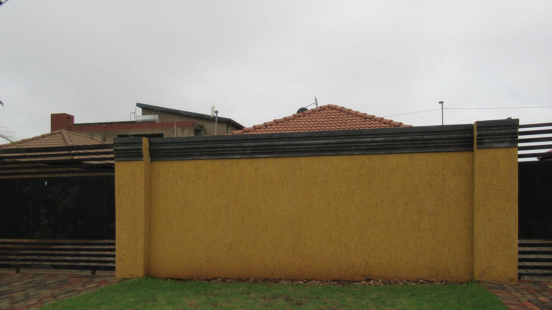 Front View of property in Lufhereng