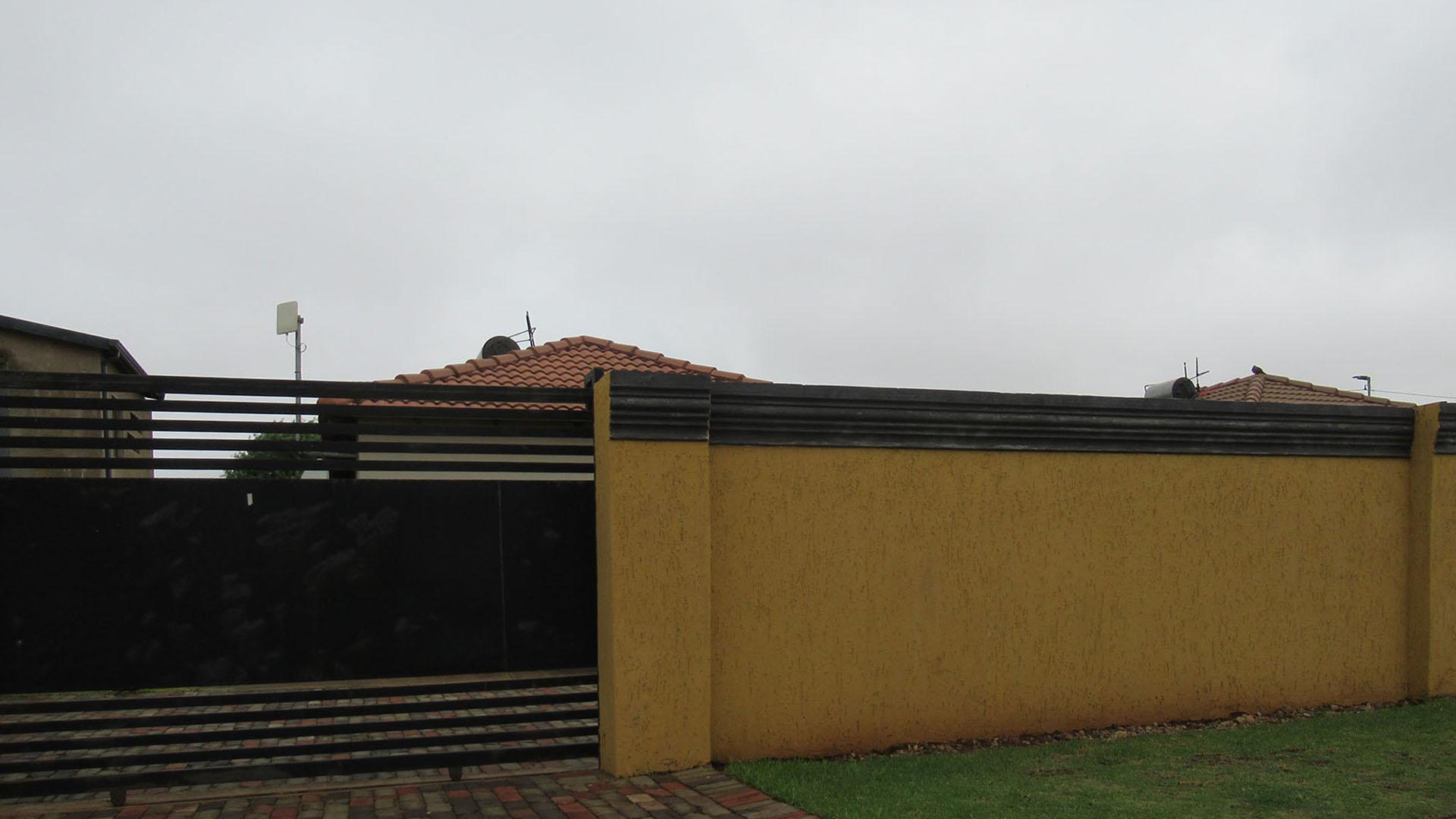 Front View of property in Lufhereng