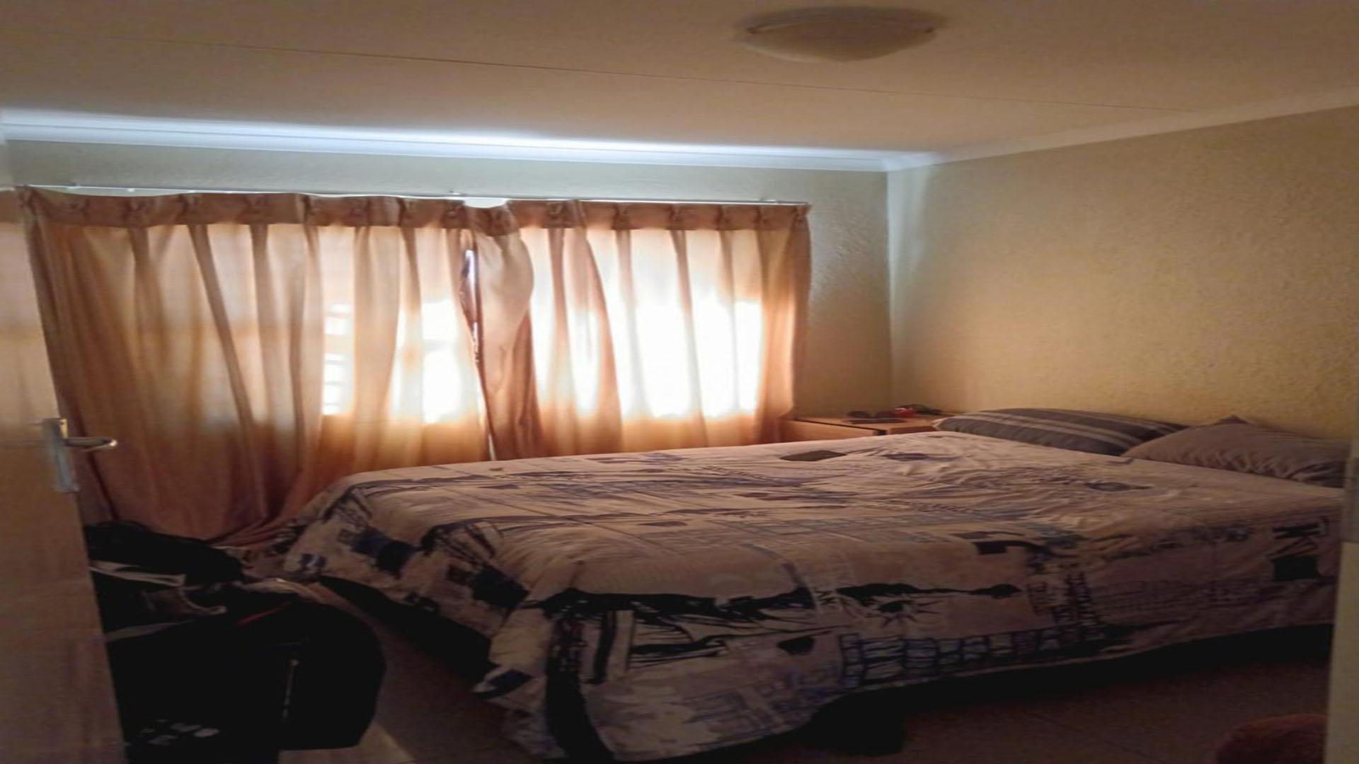 Main Bedroom of property in Soshanguve East
