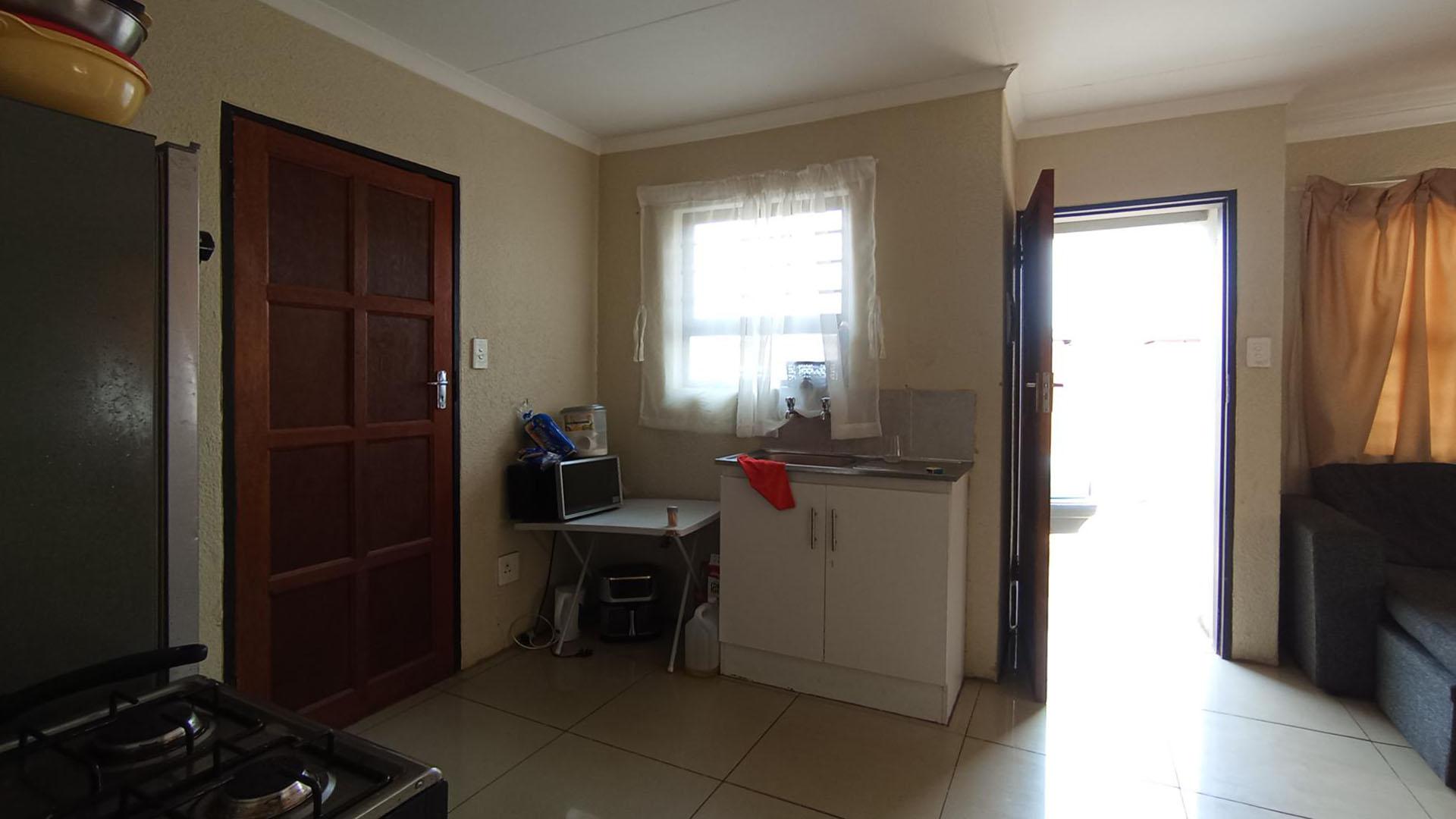 Kitchen - 8 square meters of property in Soshanguve East