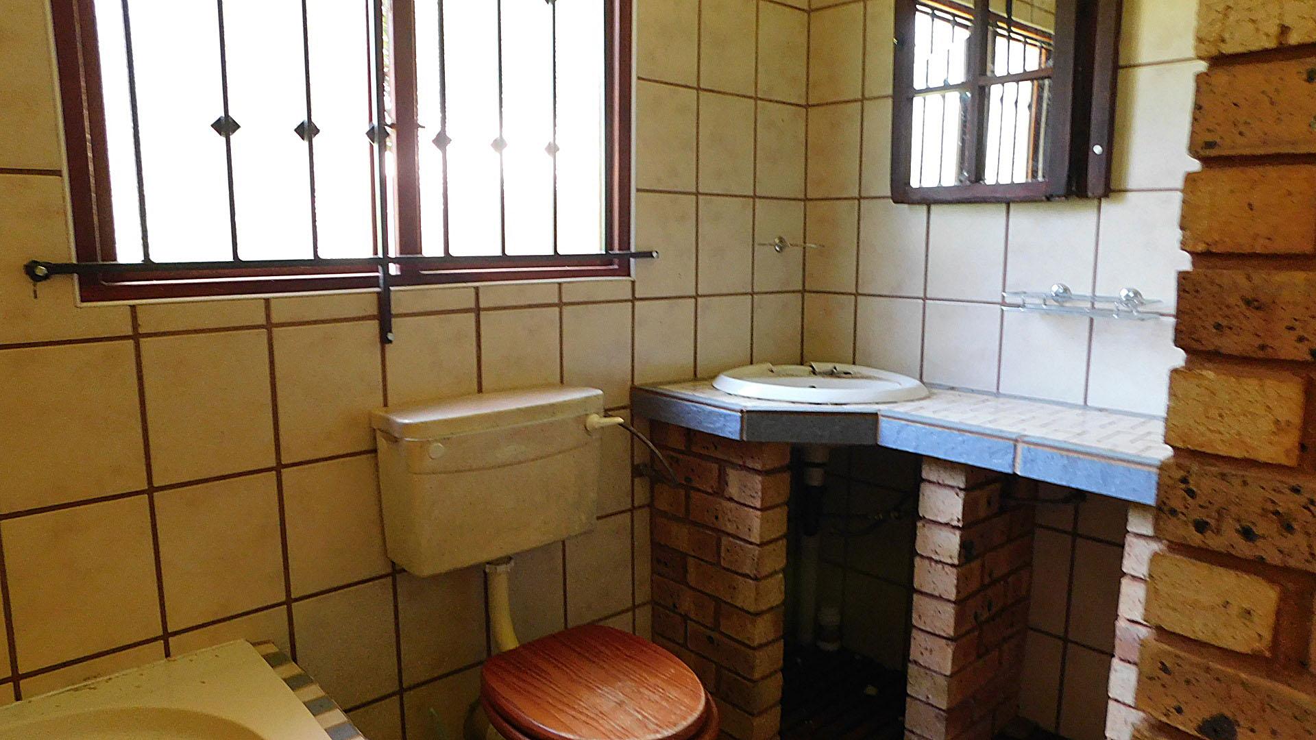 Bathroom 1 - 7 square meters of property in Port Edward