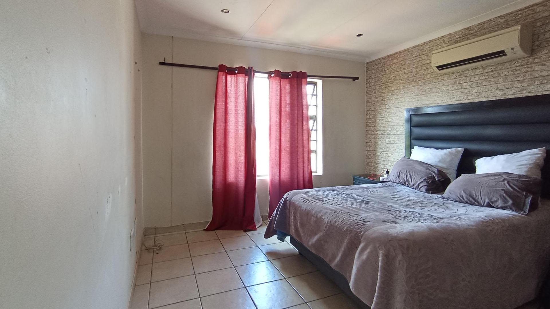 Main Bedroom - 15 square meters of property in Montana