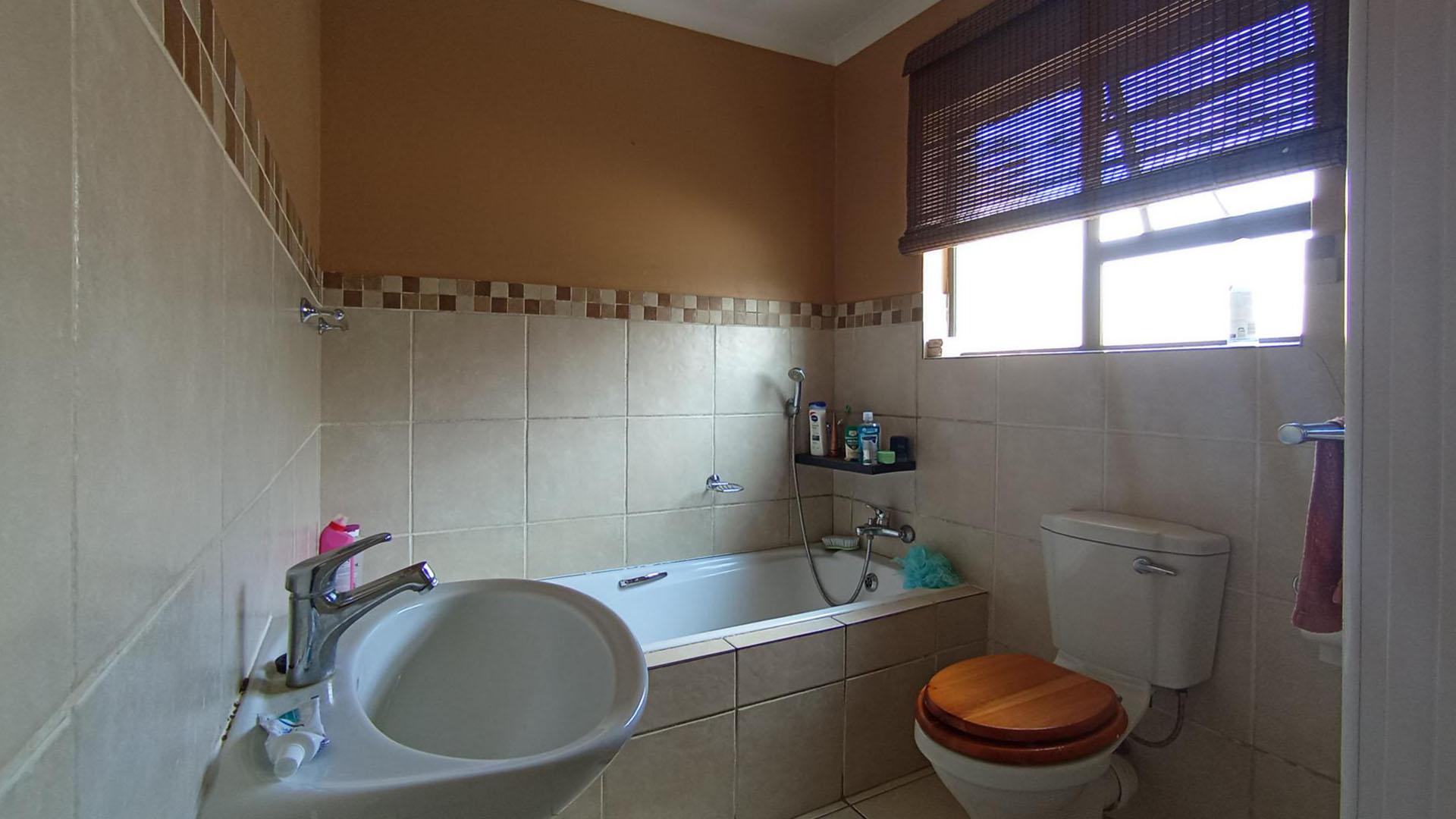 Main Bathroom - 7 square meters of property in Montana