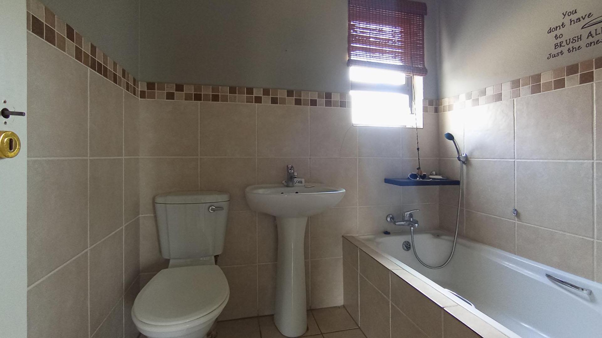 Bathroom 1 - 5 square meters of property in Montana