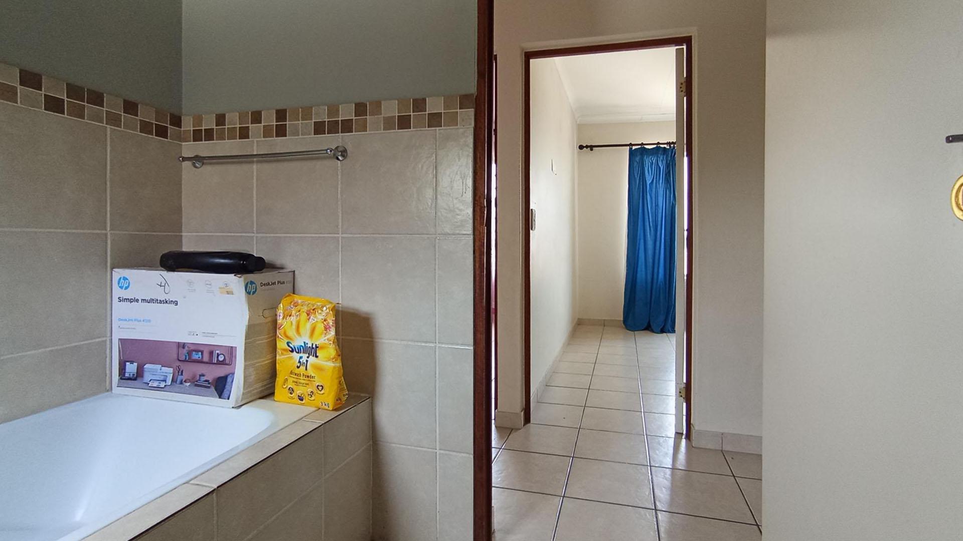 Bathroom 1 - 5 square meters of property in Montana