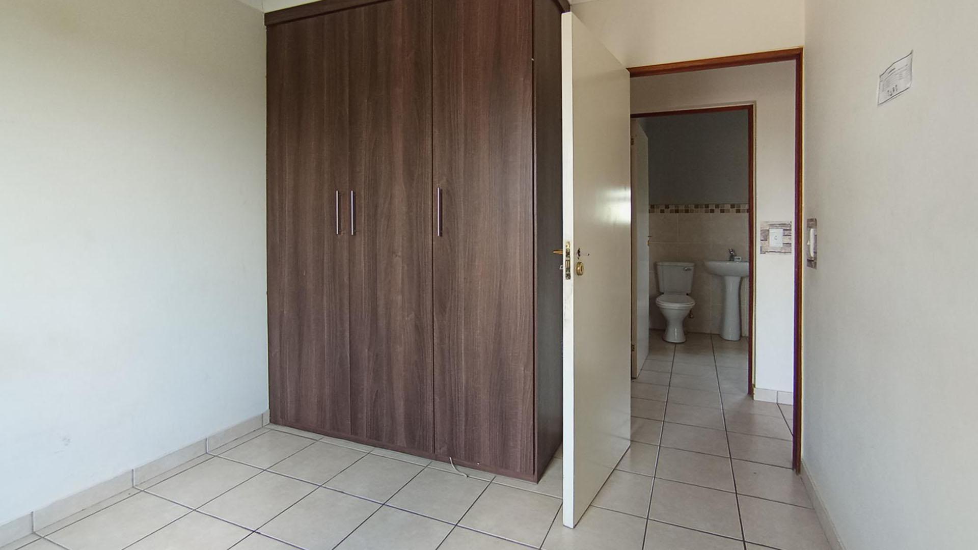 Bed Room 1 - 9 square meters of property in Montana