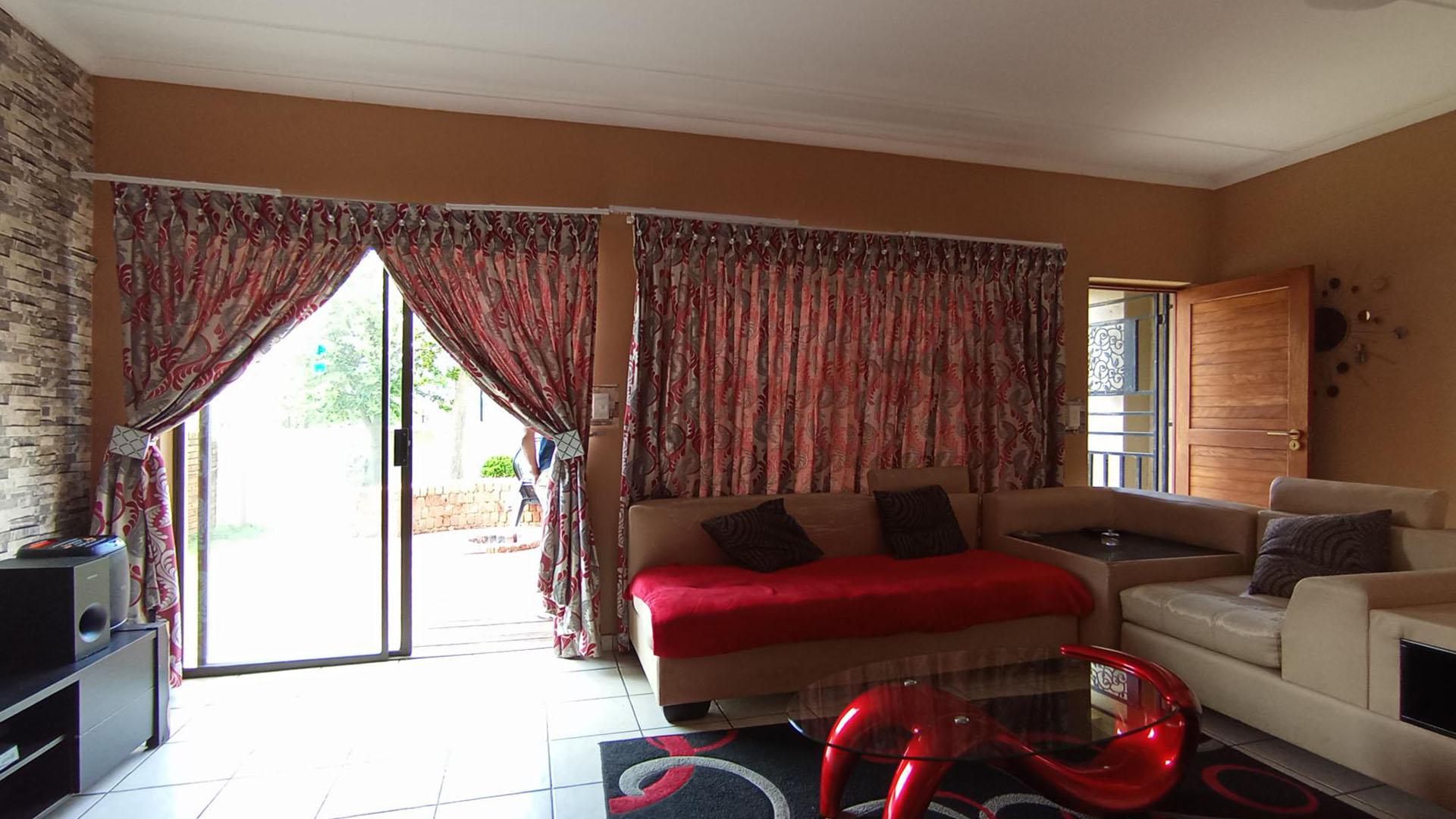 Lounges - 21 square meters of property in Montana