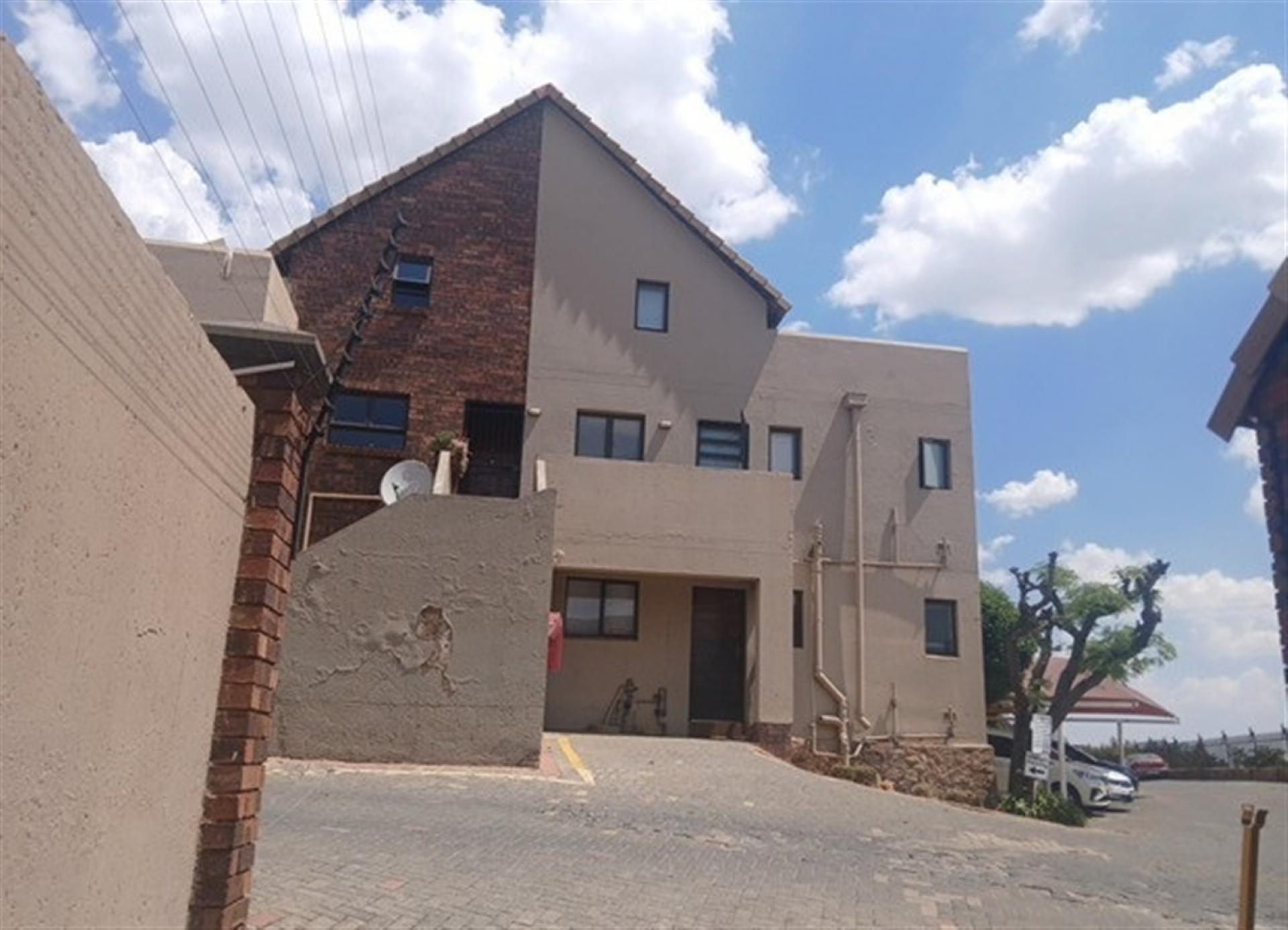 Front View of property in Winchester Hills