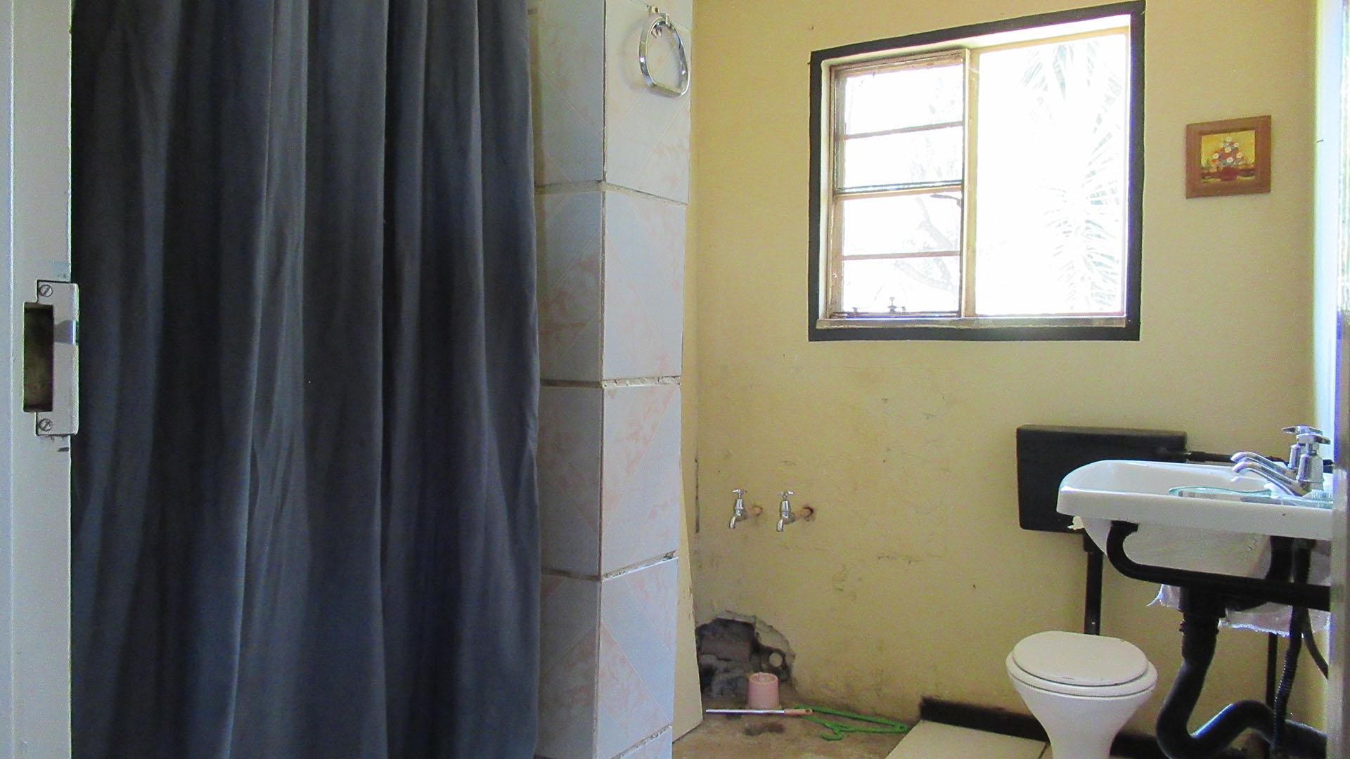 Bathroom 1 - 6 square meters of property in Elandsvlei 249-Iq