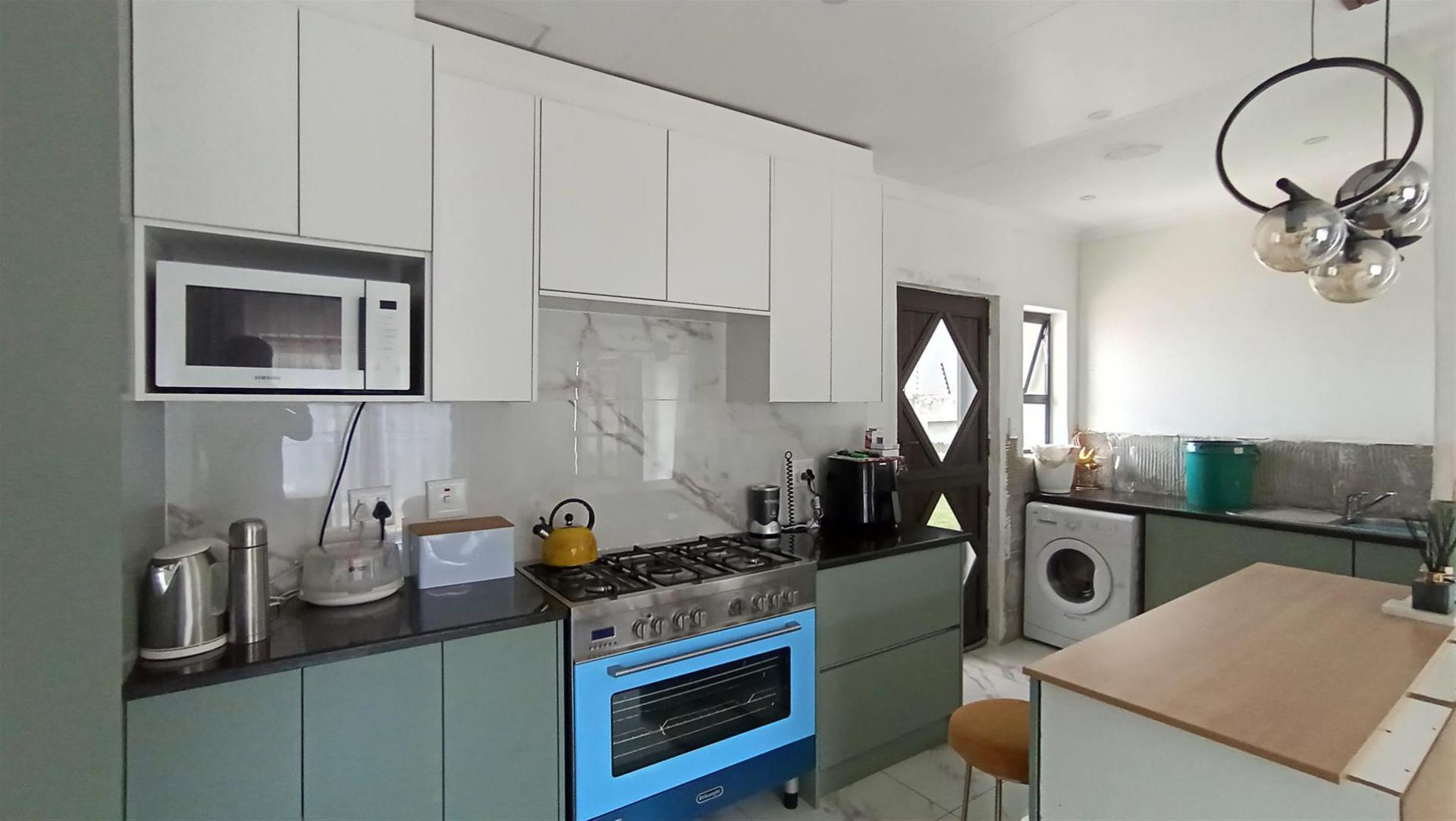 Kitchen - 14 square meters of property in Sonneveld