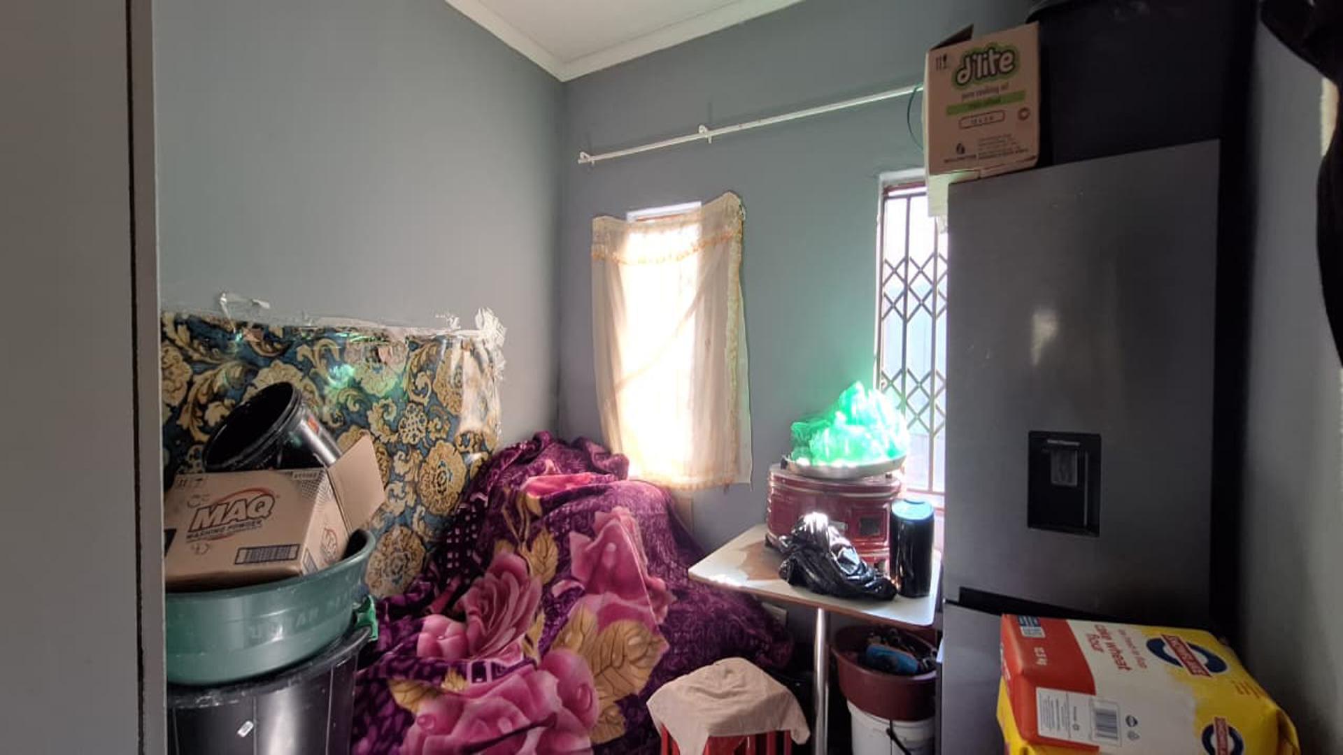 Bed Room 1 - 8 square meters of property in Alliance