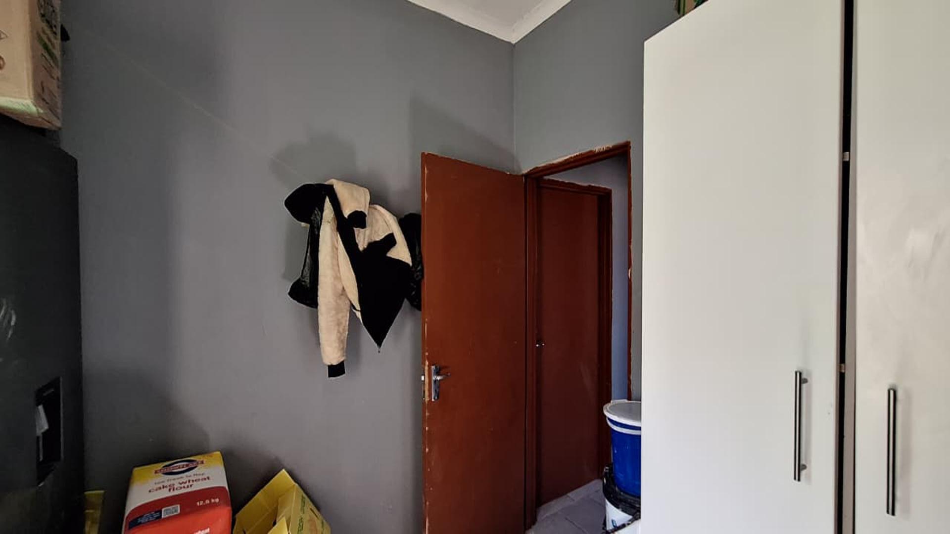 Bed Room 1 - 8 square meters of property in Alliance