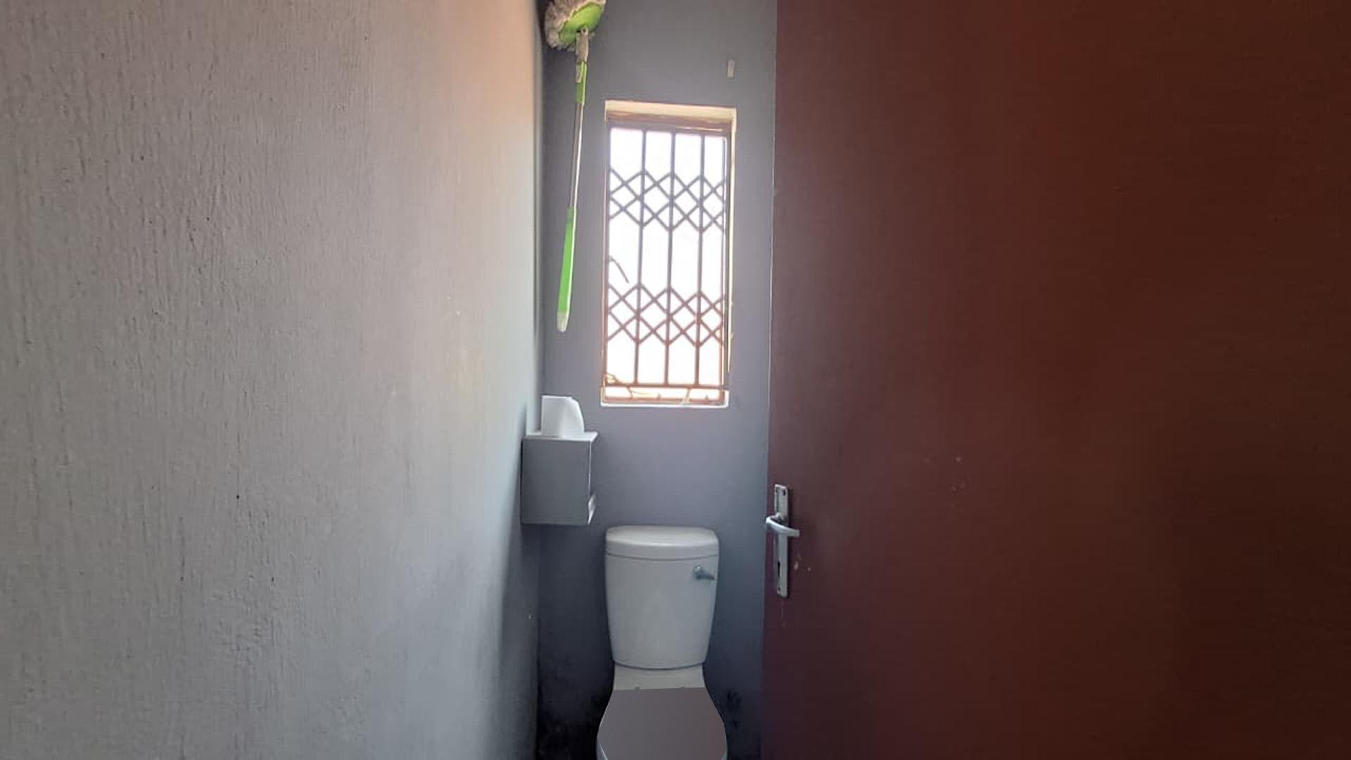 Bathroom 1 - 4 square meters of property in Alliance