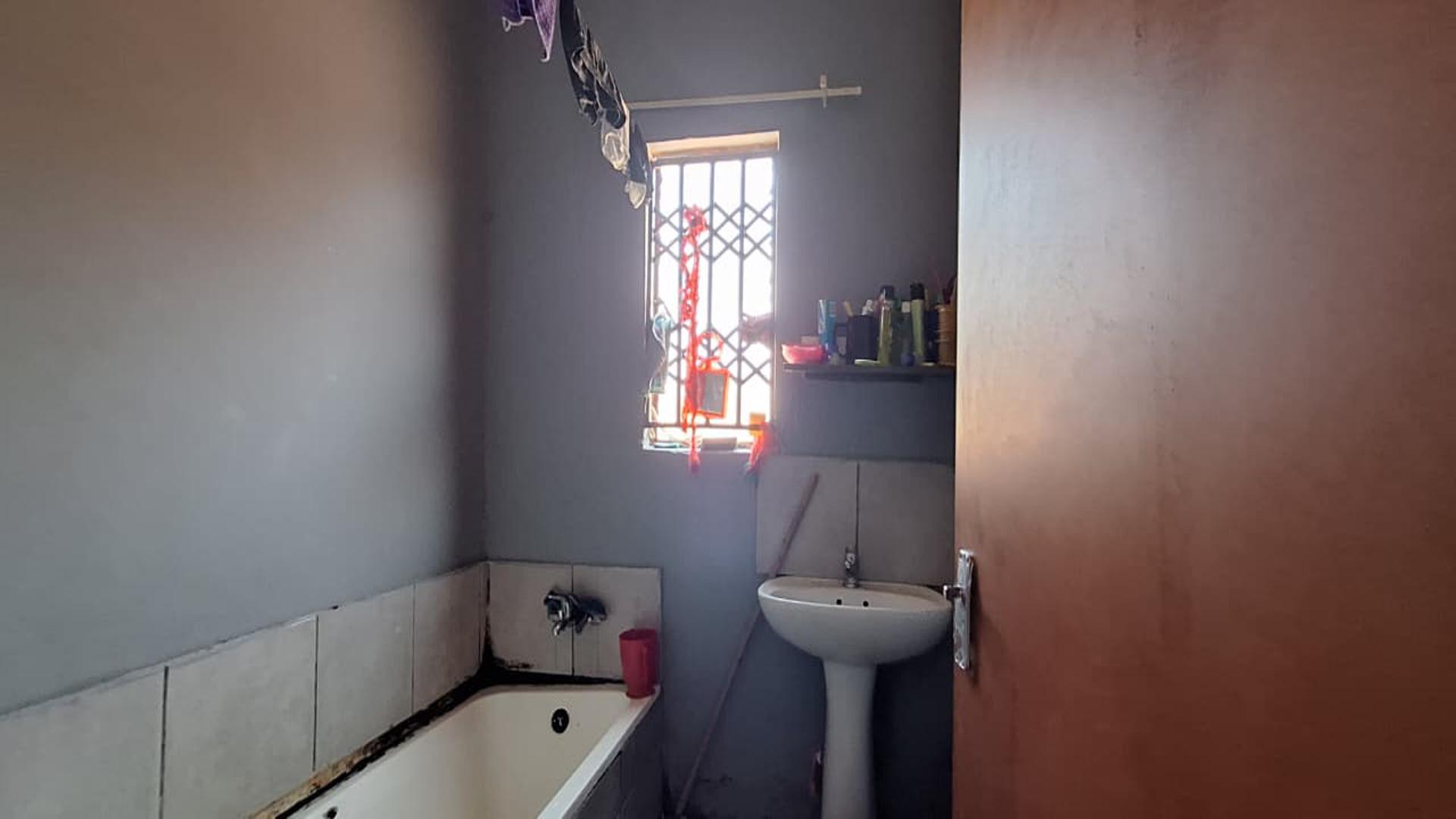 Bathroom 1 - 4 square meters of property in Alliance