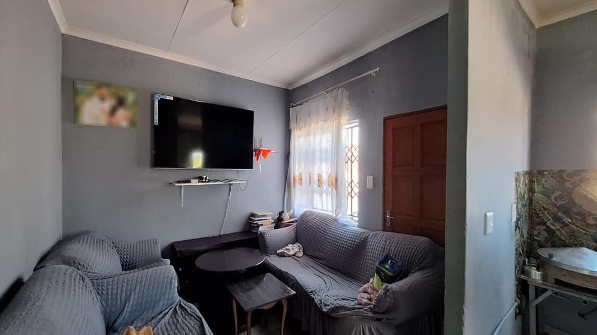 Lounges - 11 square meters of property in Alliance