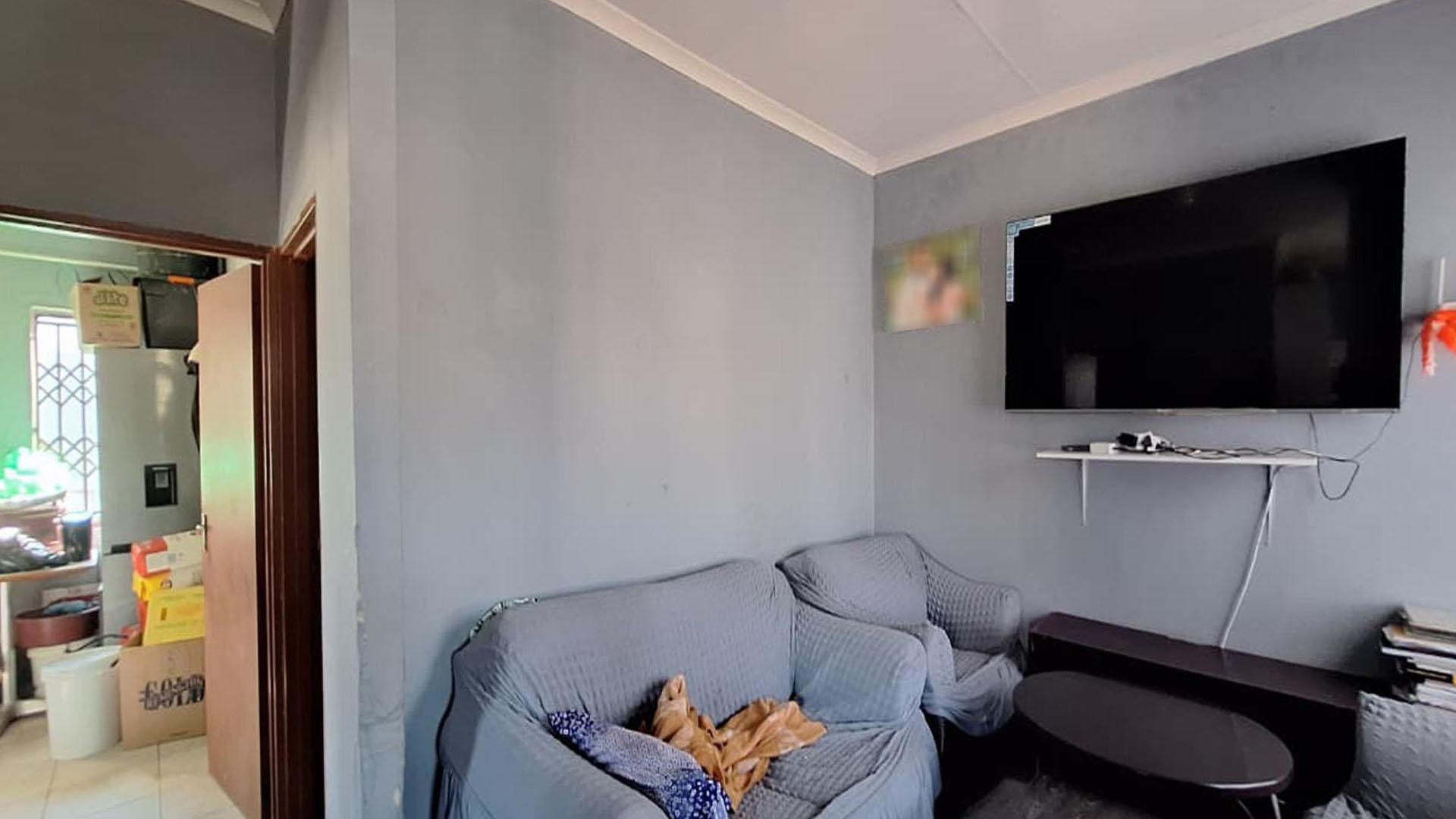 Lounges - 11 square meters of property in Alliance